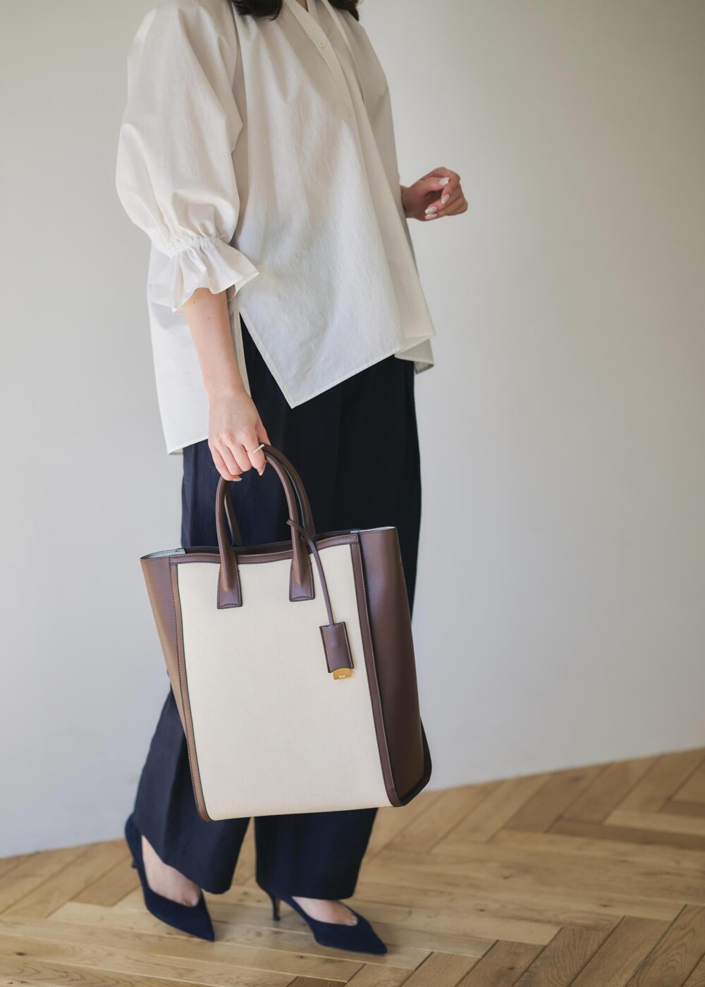 「ROPÉ、ウェーブ、ブルべ夏、混合、高身長、トップス、シャツ/ブラウス、パンツ、バッグ、トートバッグ、GGH25180、GGS25040、GGX85300、25SS_ROPÉ、25SS_ROPÉ_IBAG」｜「ROPE'の【洗える】【入学/入園・通勤対応】タイプライタースキッパーブラウス（シャツ/ブラウス、ホワイト系）」を使った、kanaさん（レディース・165cm）の春コーディネートの3枚目の写真