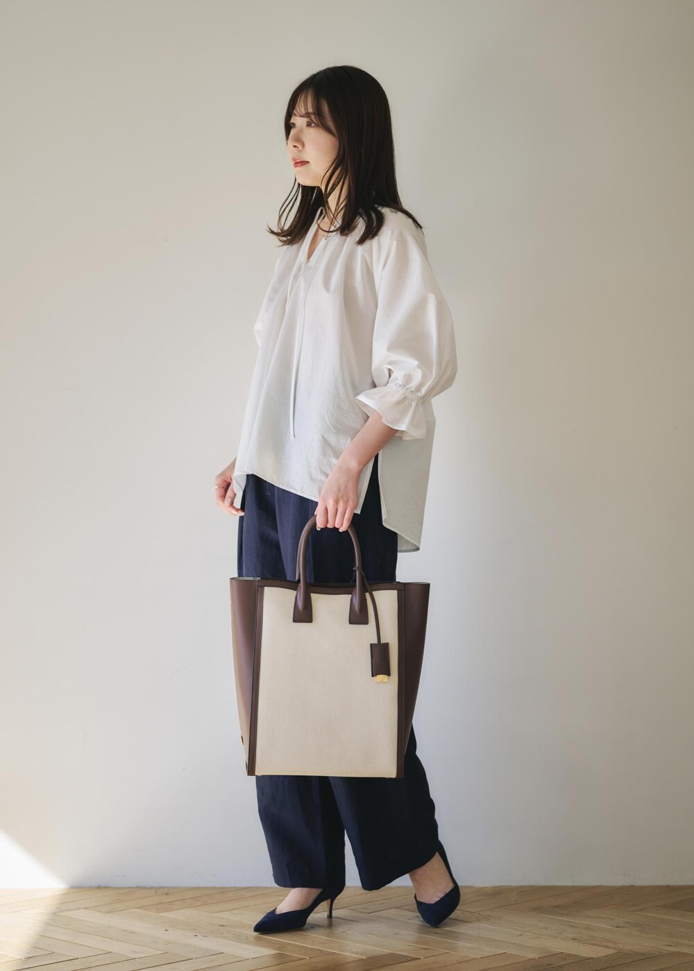 「ROPÉ、ウェーブ、ブルべ夏、混合、高身長、トップス、シャツ/ブラウス、パンツ、バッグ、トートバッグ、GGH25180、GGS25040、GGX85300、25SS_ROPÉ、25SS_ROPÉ_IBAG」｜「ROPE'の【洗える】【入学/入園・通勤対応】タイプライタースキッパーブラウス（シャツ/ブラウス、ホワイト系）」を使った、kanaさん（レディース・165cm）の春コーディネートの2枚目の写真