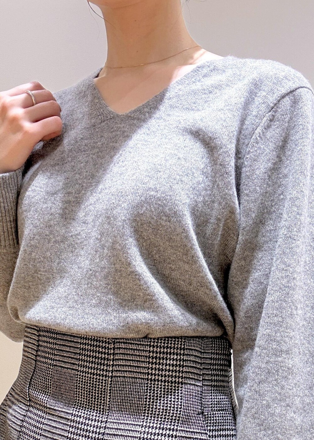 ブラック系のブーツ、グレー系のトートバッグ、ブラック系のステンカラーコートを着用したレディースの秋コーディネートの8枚目の写真