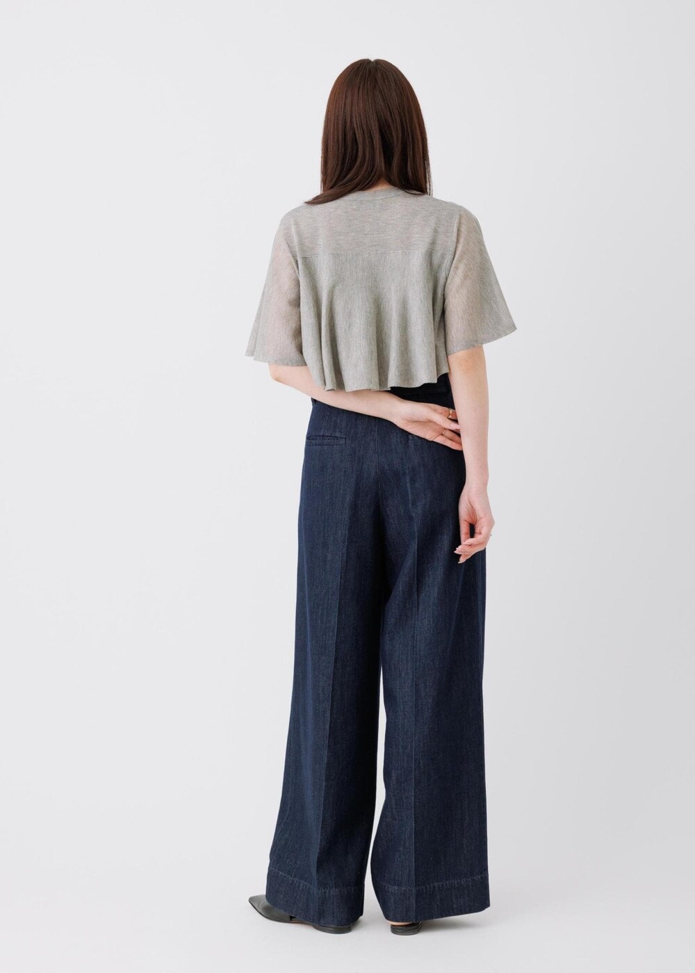 ベージュ系のTシャツ/カットソー、ブルー系のその他パンツを着用したレディースの春コーディネートの2枚目の写真