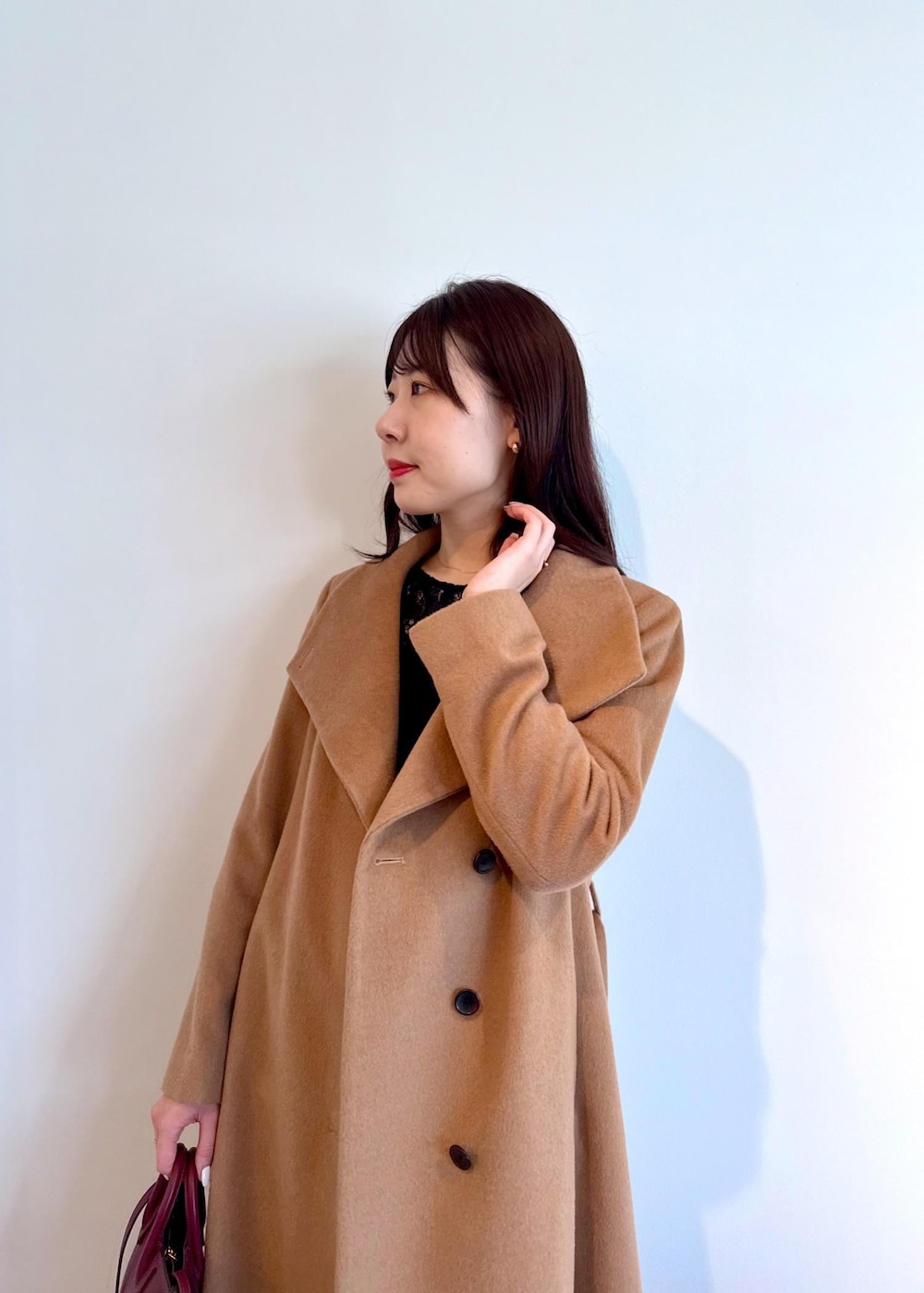 「ROPÉ、ウェーブ、ブルべ夏、混合、高身長、ジャケット/アウター、ステンカラーコート、バッグ、ショルダーバッグ、シューズ、ブーツ、GGA35000、GGO35020、GGX85220、25AW_ROPÉ」｜「E'PORの【E'POR】Ree BAG Mini【WEB限定】【超軽量】【25AW】（ショルダーバッグ、レッド系）」を使った、kanaさん（レディース・165cm）の夏コーディネートの10枚目の写真