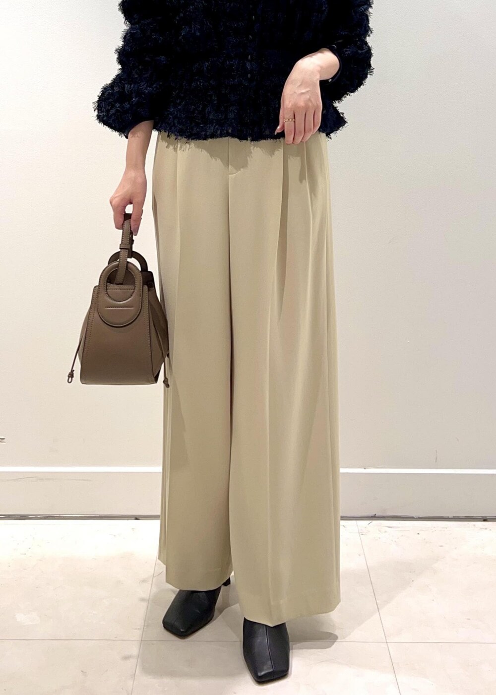 「ROPÉ、ウェーブ、ブルべ夏、混合、高身長、トップス、シャツ/ブラウス、キャミソール、パンツ、バッグ、ショルダーバッグ、シューズ、ブーツ、GGA34030、GGF24550」｜「ROPE'のパッド付きラメキャミソール（キャミソール、シルバー系）」を使った、kanaさん（レディース・165cm）の秋コーディネートの5枚目の写真