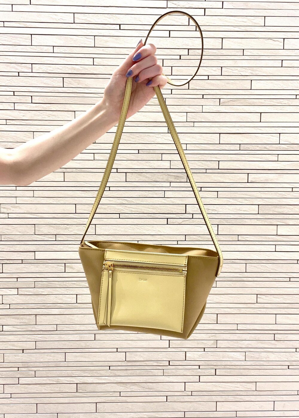 イエロー系のショルダーバッグ、ブラック系のサンダル、ブラウン系のワンピースを着用したレディースの夏コーディネートの8枚目の写真