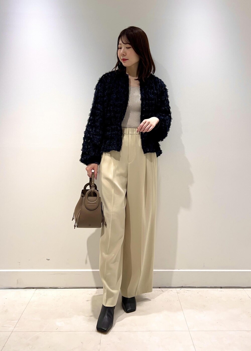 「ROPÉ、ウェーブ、ブルべ夏、混合、高身長、トップス、シャツ/ブラウス、キャミソール、パンツ、バッグ、ショルダーバッグ、シューズ、ブーツ、GGA34030、GGF24550」｜「ROPE'のパッド付きラメキャミソール（キャミソール、シルバー系）」を使った、kanaさん（レディース・165cm）の秋コーディネートの2枚目の写真