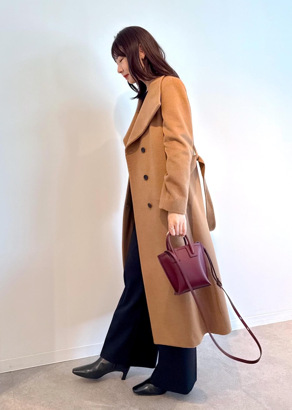 「ROPÉ、ウェーブ、ブルべ夏、混合、高身長、ジャケット/アウター、ステンカラーコート、バッグ、ショルダーバッグ、シューズ、ブーツ、GGA35000、GGO35020、GGX85220、25AW_ROPÉ」｜「E'PORの【E'POR】Ree BAG Mini【WEB限定】【超軽量】【25AW】（ショルダーバッグ、レッド系）」を使った、kanaさん（レディース・165cm）の夏コーディネートの4枚目の写真