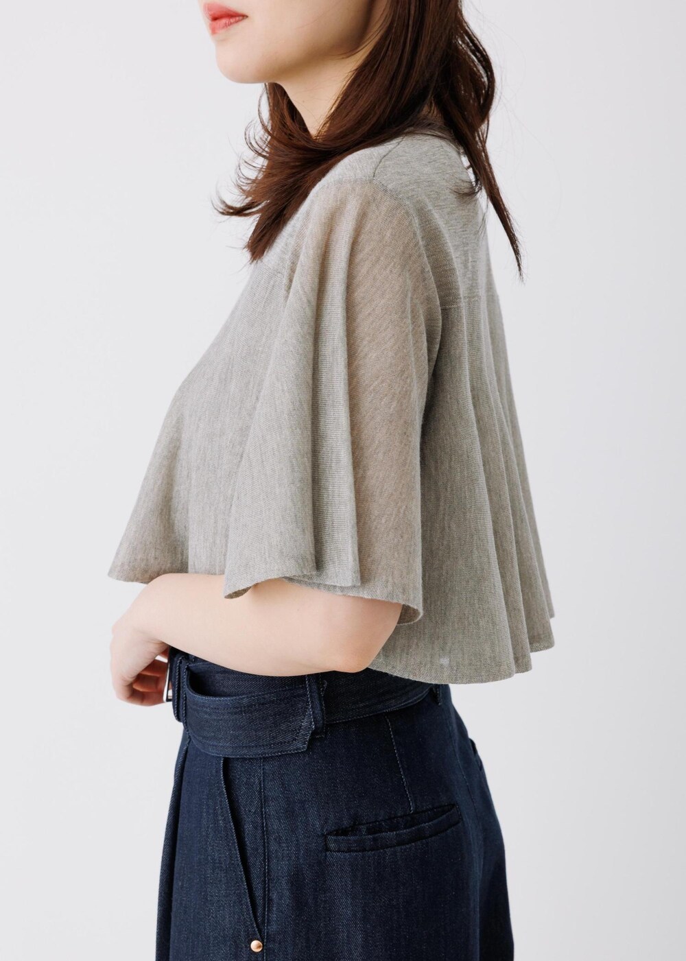 ベージュ系のTシャツ/カットソー、ブルー系のその他パンツを着用したレディースの春コーディネートの5枚目の写真