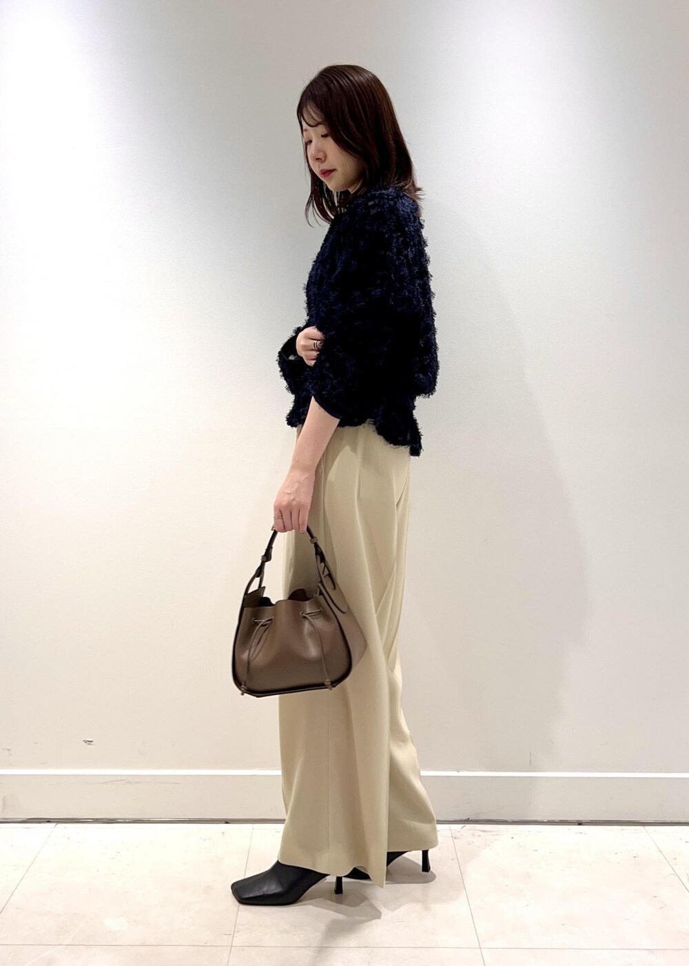 「ROPÉ、ウェーブ、ブルべ夏、混合、高身長、トップス、シャツ/ブラウス、キャミソール、パンツ、バッグ、ショルダーバッグ、シューズ、ブーツ、GGA34030、GGF24550」｜「ROPE'のパッド付きラメキャミソール（キャミソール、シルバー系）」を使った、kanaさん（レディース・165cm）の秋コーディネートの4枚目の写真