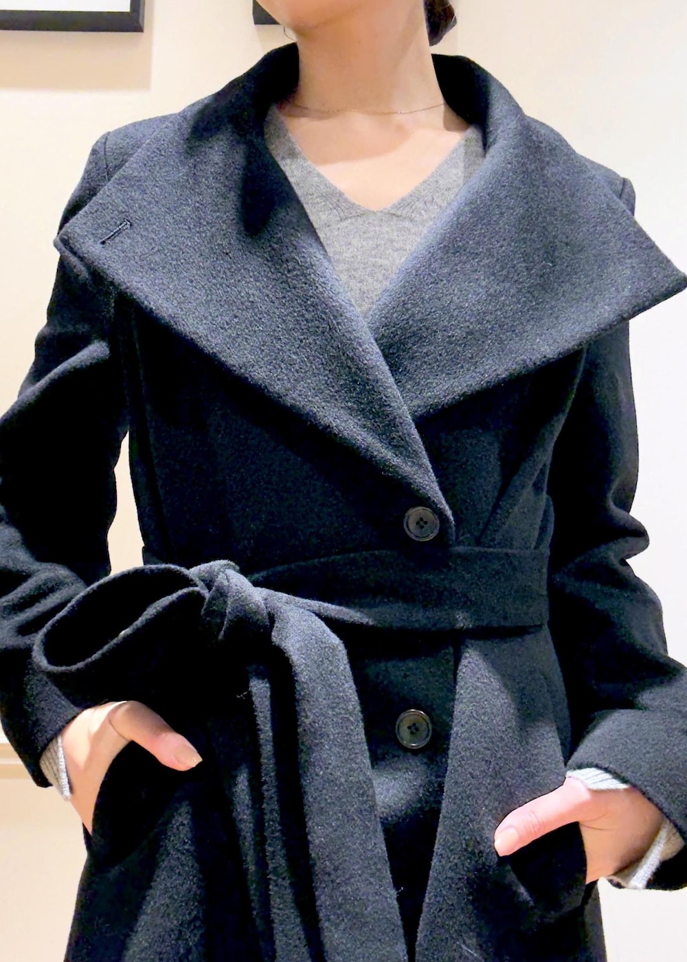 ブラック系のブーツ、グレー系のトートバッグ、ブラック系のステンカラーコートを着用したレディースの秋コーディネートの5枚目の写真