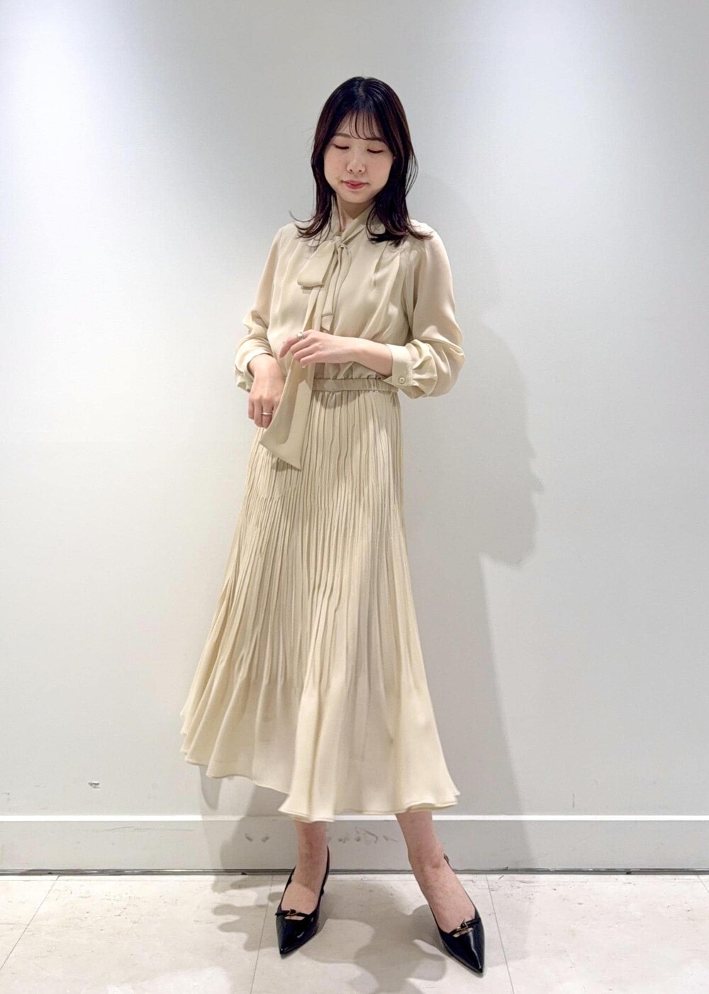 「ROPÉ、ウェーブ、ブルべ夏、混合、高身長、ジャケット/アウター、ノーカラージャケット、ワンピース、バッグ、ハンドバッグ、シューズ、パンプス、GGA34000、GGE25030、GGV24010」｜「ROPE'のトリアセテートダブルクロス クルーネックジャケット【セレモニー/通勤対応】【洗える】（ノーカラージャケット、ベージュ系）」を使った、kanaさん（レディース・165cm）の冬コーディネートの8枚目の写真