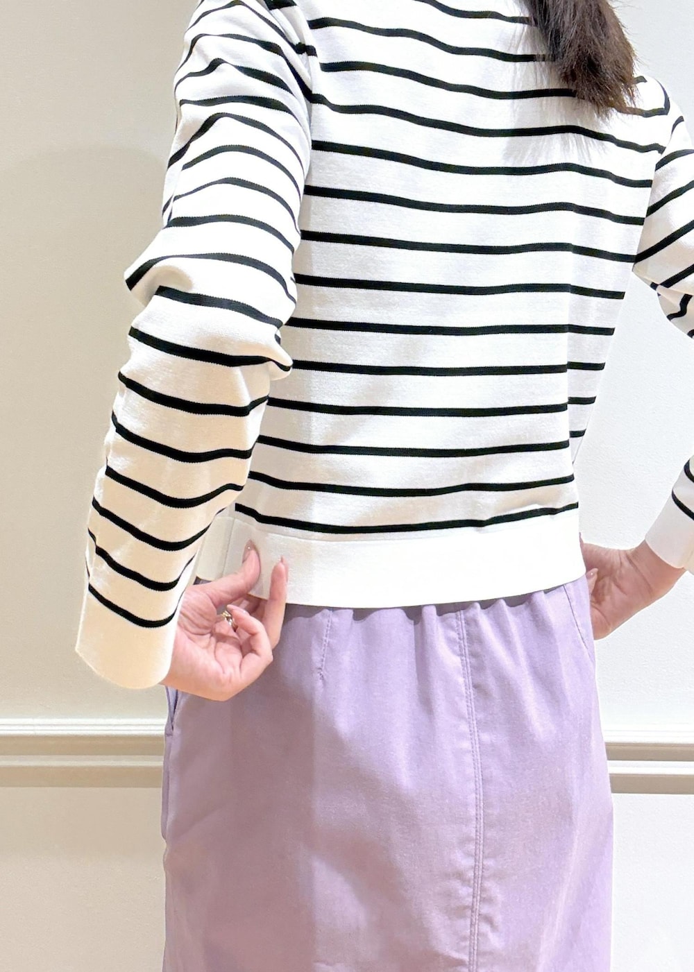 パープル系のスカート、ブラウン系のトートバッグ、ホワイト系のカーディガン/ボレロを着用したレディースの春コーディネートの7枚目の写真