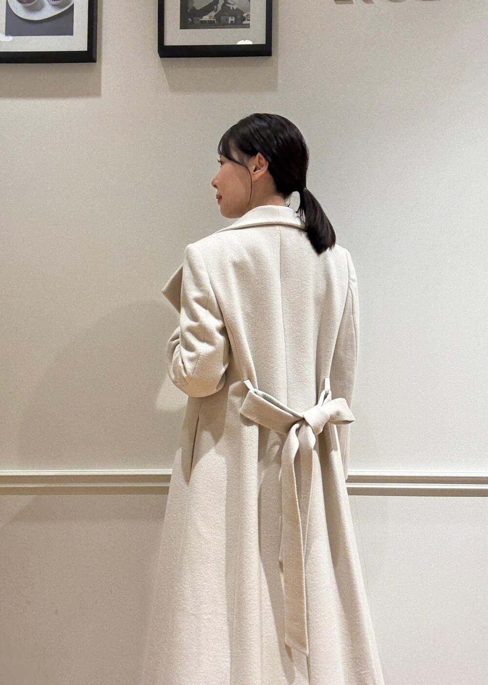 ブラック系のパンプス、パープル系のハンドバッグ、ホワイト系のステンカラーコートを着用したレディースの秋コーディネートの8枚目の写真