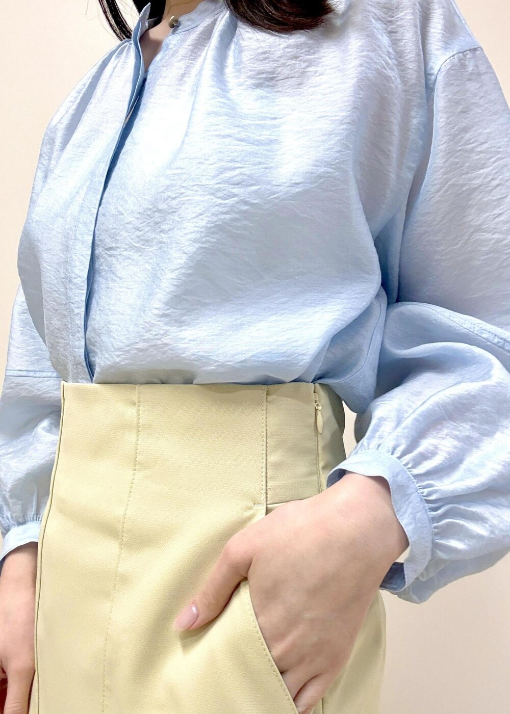 ベージュ系のスカート、ブルー系のシャツ/ブラウス、ホワイト系のトートバッグを着用したレディースの冬コーディネートの7枚目の写真