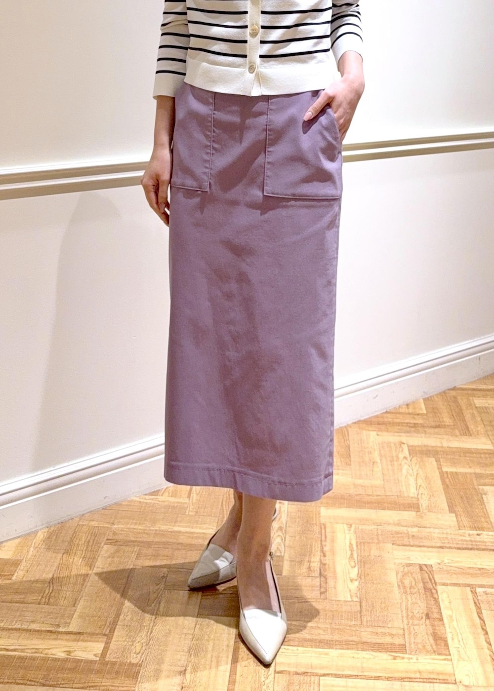 パープル系のスカート、ブラウン系のトートバッグ、ホワイト系のカーディガン/ボレロを着用したレディースの春コーディネートの8枚目の写真