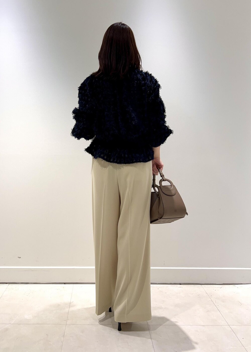 「ROPÉ、ウェーブ、ブルべ夏、混合、高身長、トップス、シャツ/ブラウス、キャミソール、パンツ、バッグ、ショルダーバッグ、シューズ、ブーツ、GGA34030、GGF24550」｜「ROPE'のパッド付きラメキャミソール（キャミソール、シルバー系）」を使った、kanaさん（レディース・165cm）の秋コーディネートの3枚目の写真