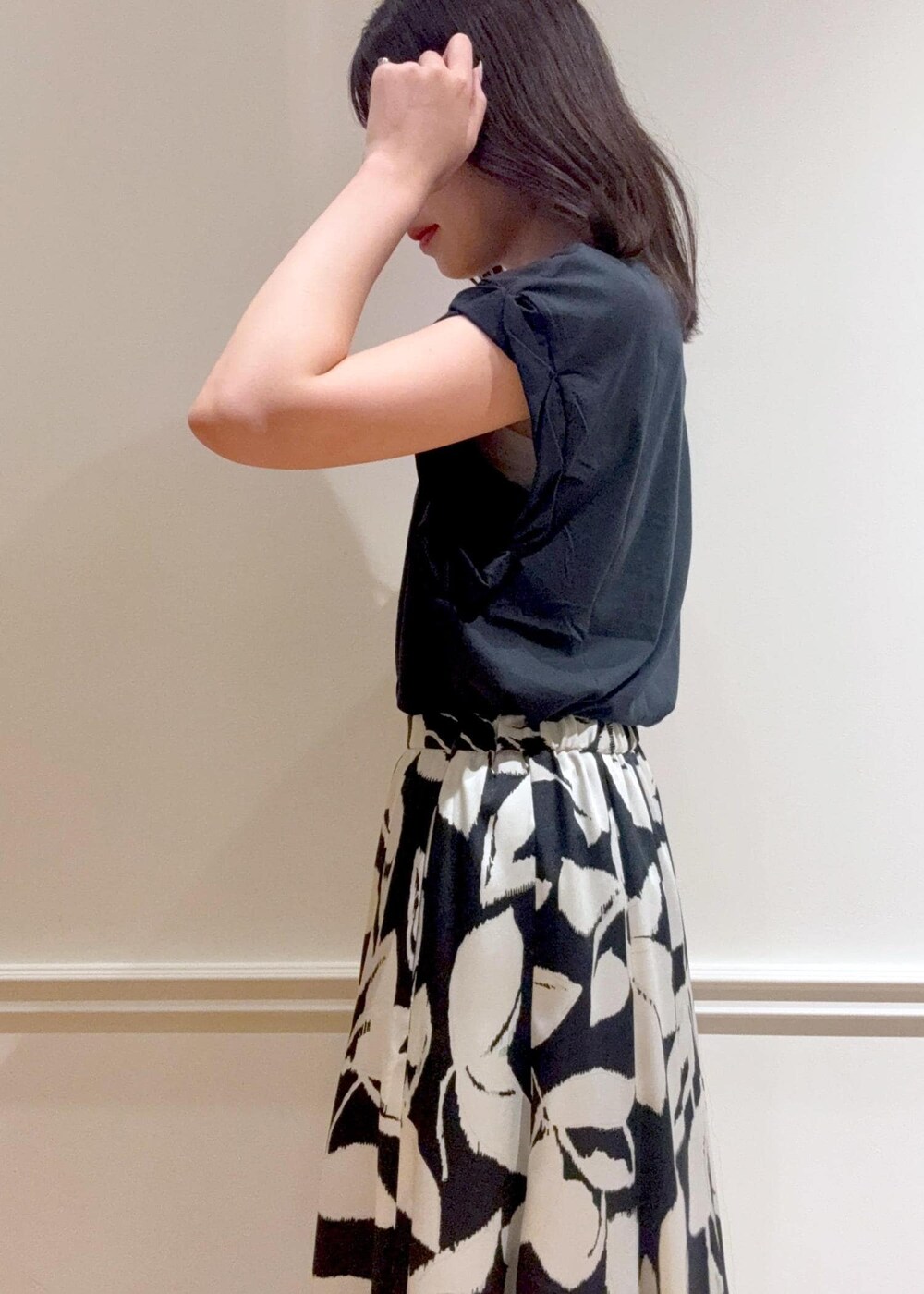 ブラック系のサンダル、ベージュ系のハンドバッグ、ブラック系のTシャツ/カットソーを着用したレディースの夏コーディネートの6枚目の写真