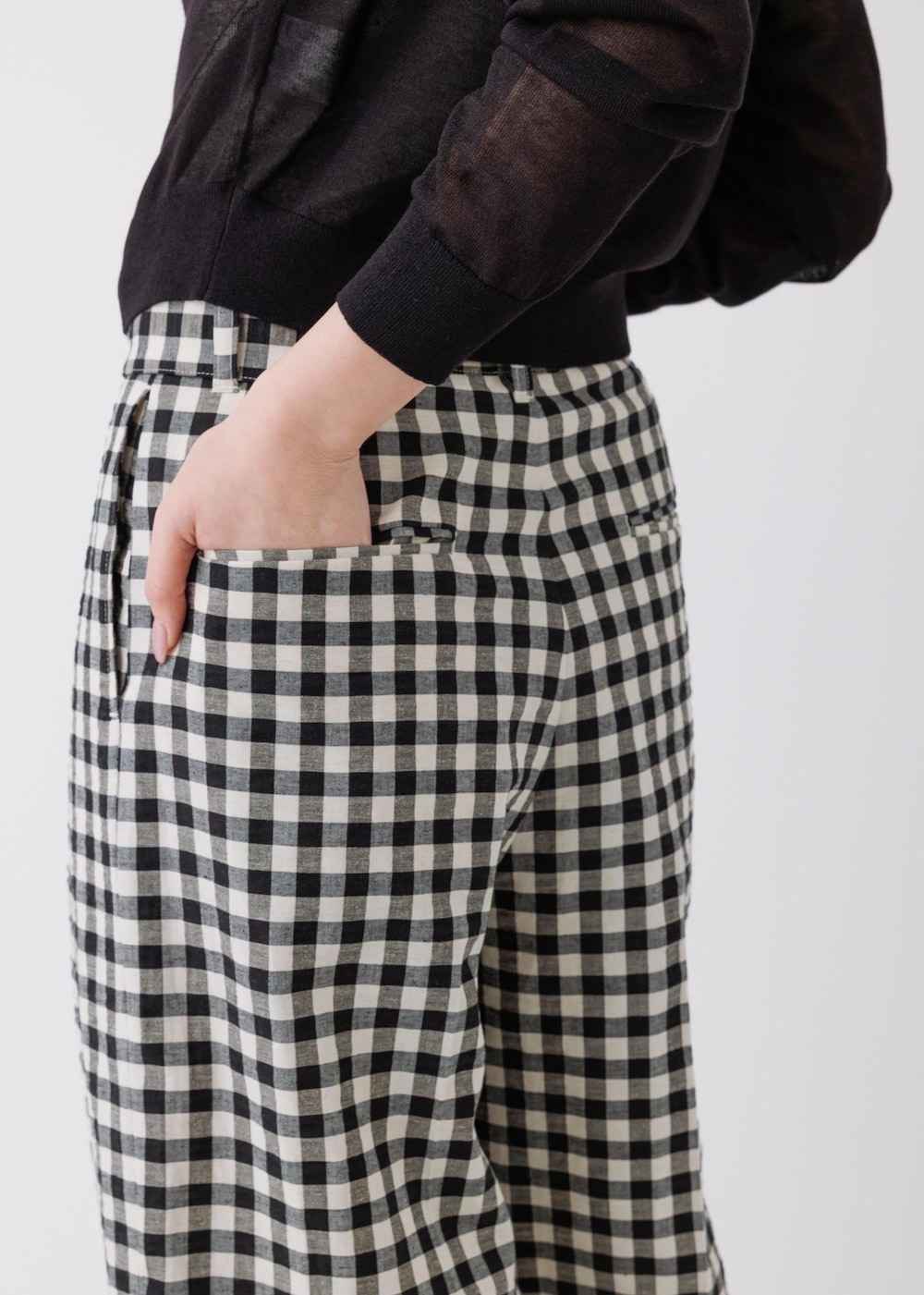 ブラック系のカーディガン/ボレロ、ブラック系のその他パンツを着用したレディースの春コーディネートの6枚目の写真