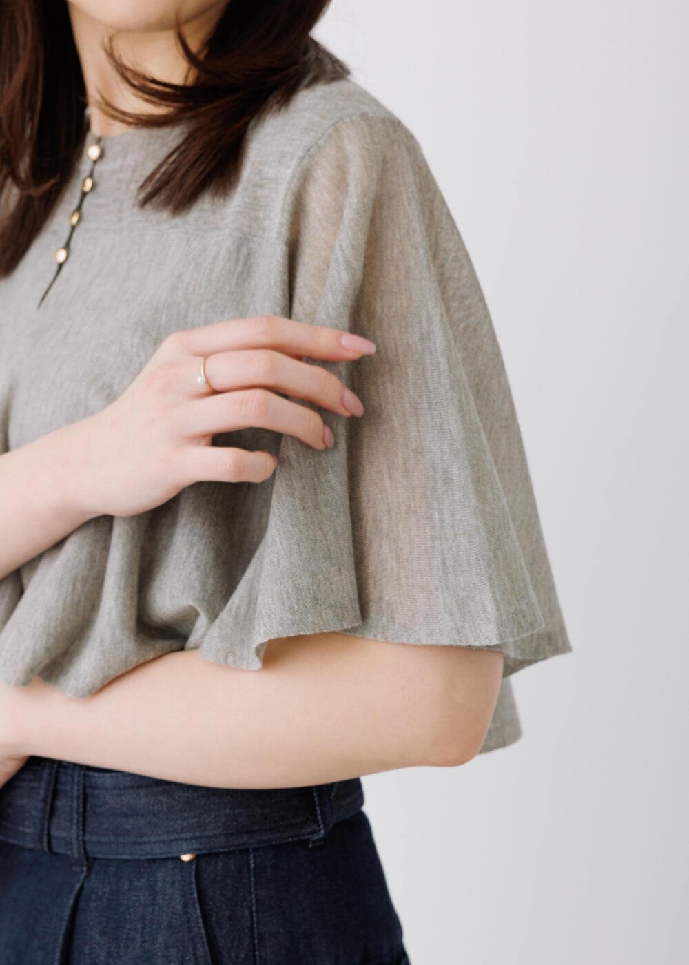 ベージュ系のTシャツ/カットソー、ブルー系のその他パンツを着用したレディースの春コーディネートの7枚目の写真