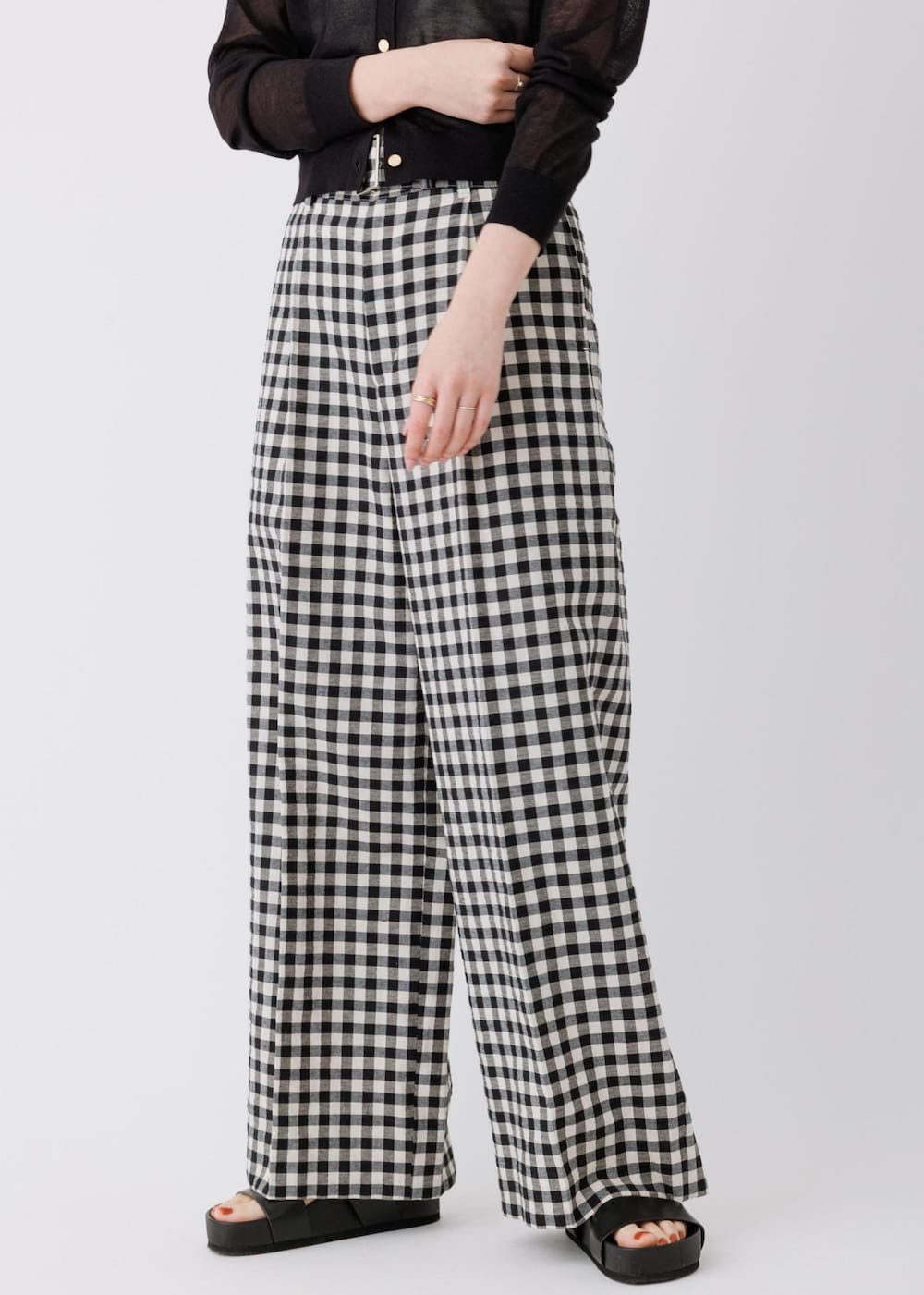 ブラック系のカーディガン/ボレロ、ブラック系のその他パンツを着用したレディースの春コーディネートの5枚目の写真