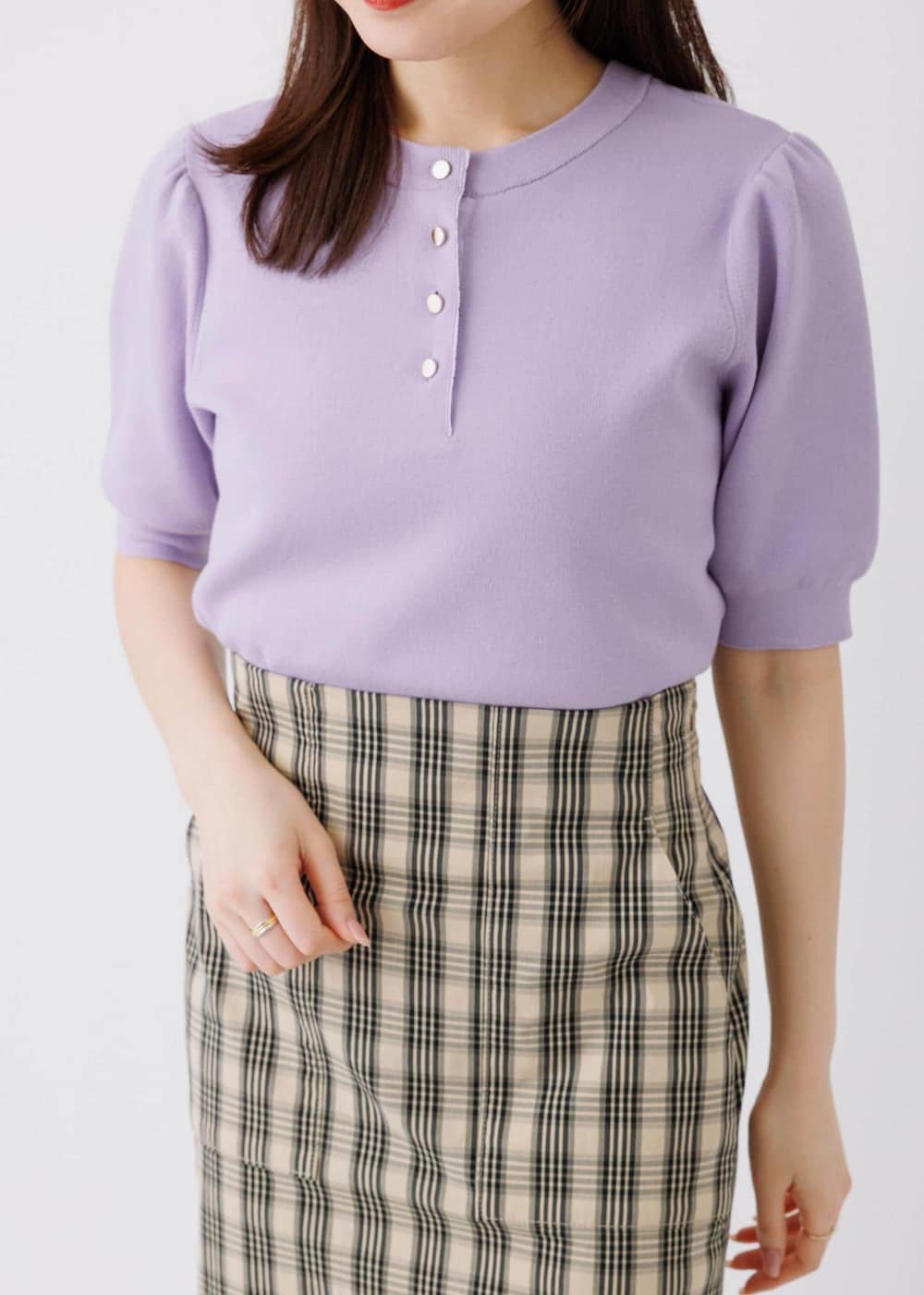 パープル系のニット/セーター、ベージュ系のスカートを着用したレディースの春コーディネートの6枚目の写真