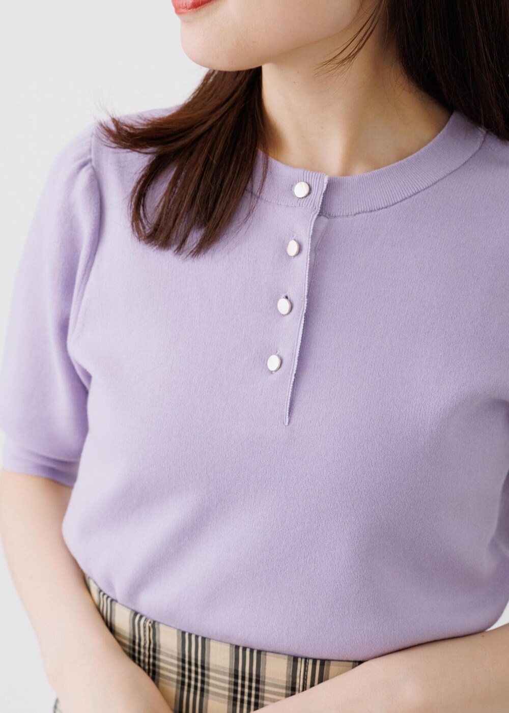 パープル系のニット/セーター、ベージュ系のスカートを着用したレディースの春コーディネートの7枚目の写真