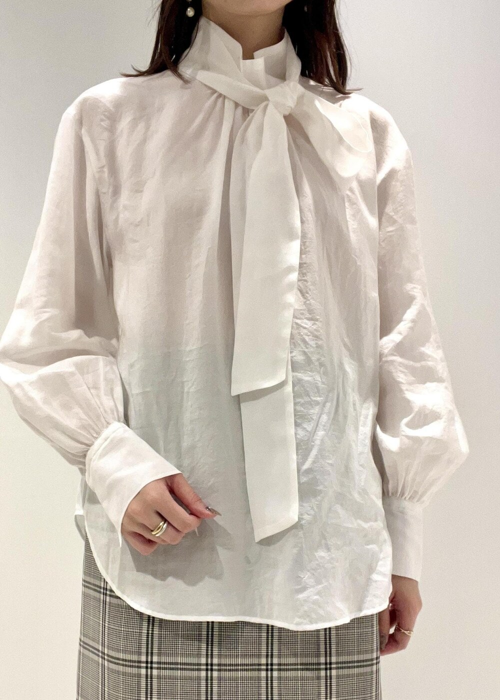 「ROPÉ、ウェーブ、ブルべ夏、混合、高身長、トップス、シャツ/ブラウス、スカート、バッグ、ショルダーバッグ、シューズ、パンプス、GGA34000、GGC34040、GGH34010」｜「E'PORの【E'POR】Y BAG Shoulder Medium（サイドジップショルダーバッグ）【WEB限定/一部店舗限定】【メディア掲載】（ショルダーバッグ、ホワイト系）」を使った、kanaさん（レディース・165cm）の秋コーディネートの7枚目の写真