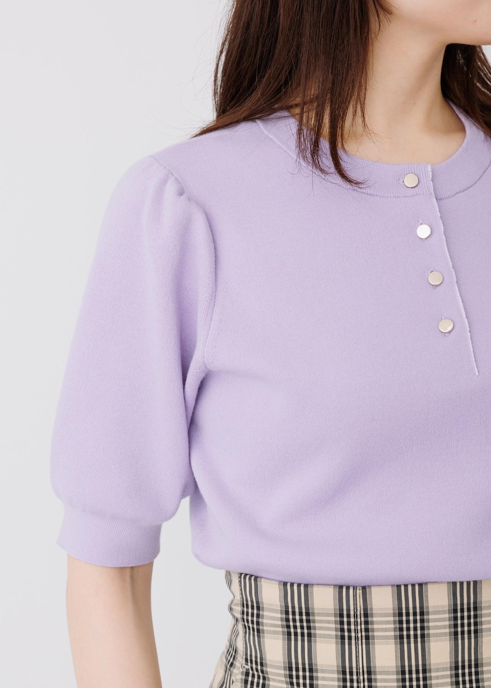 パープル系のニット/セーター、ベージュ系のスカートを着用したレディースの春コーディネートの8枚目の写真