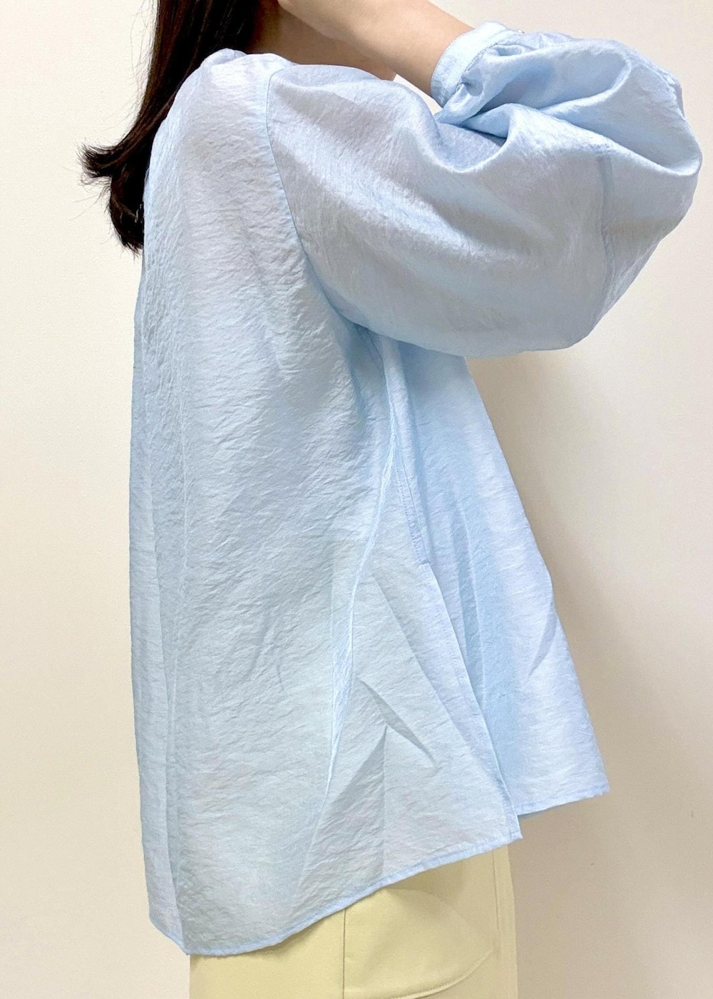 ベージュ系のスカート、ブルー系のシャツ/ブラウス、ホワイト系のトートバッグを着用したレディースの冬コーディネートの8枚目の写真