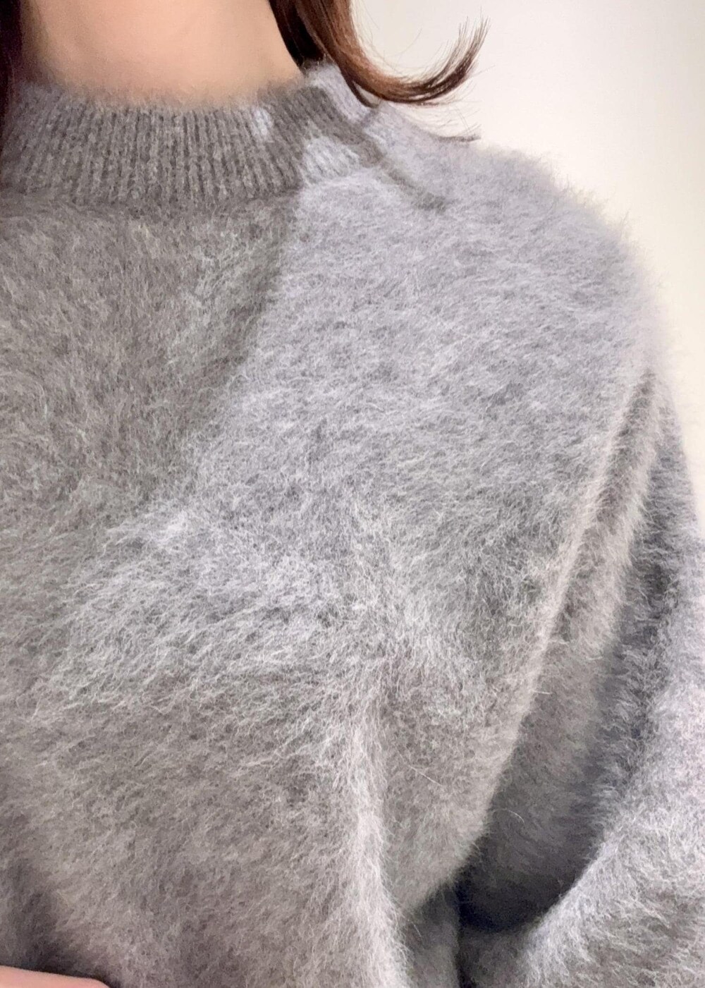 レッド系のショルダーバッグ、ブラック系のブーツ、グレー系のニット/セーターを着用したレディースの冬コーディネートの7枚目の写真