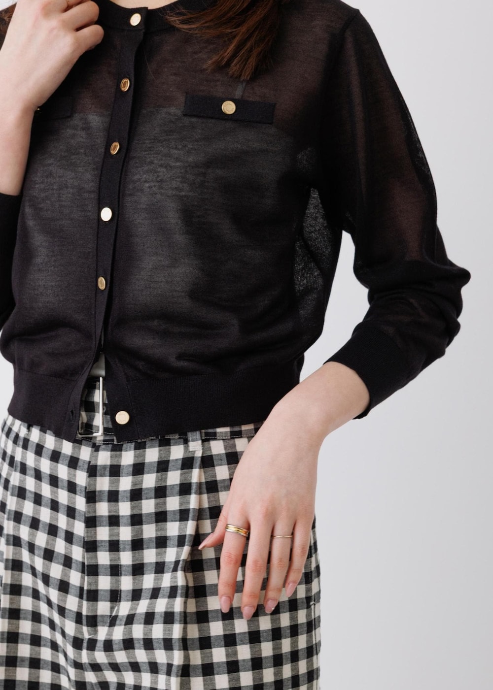 ブラック系のカーディガン/ボレロ、ブラック系のその他パンツを着用したレディースの春コーディネートの4枚目の写真