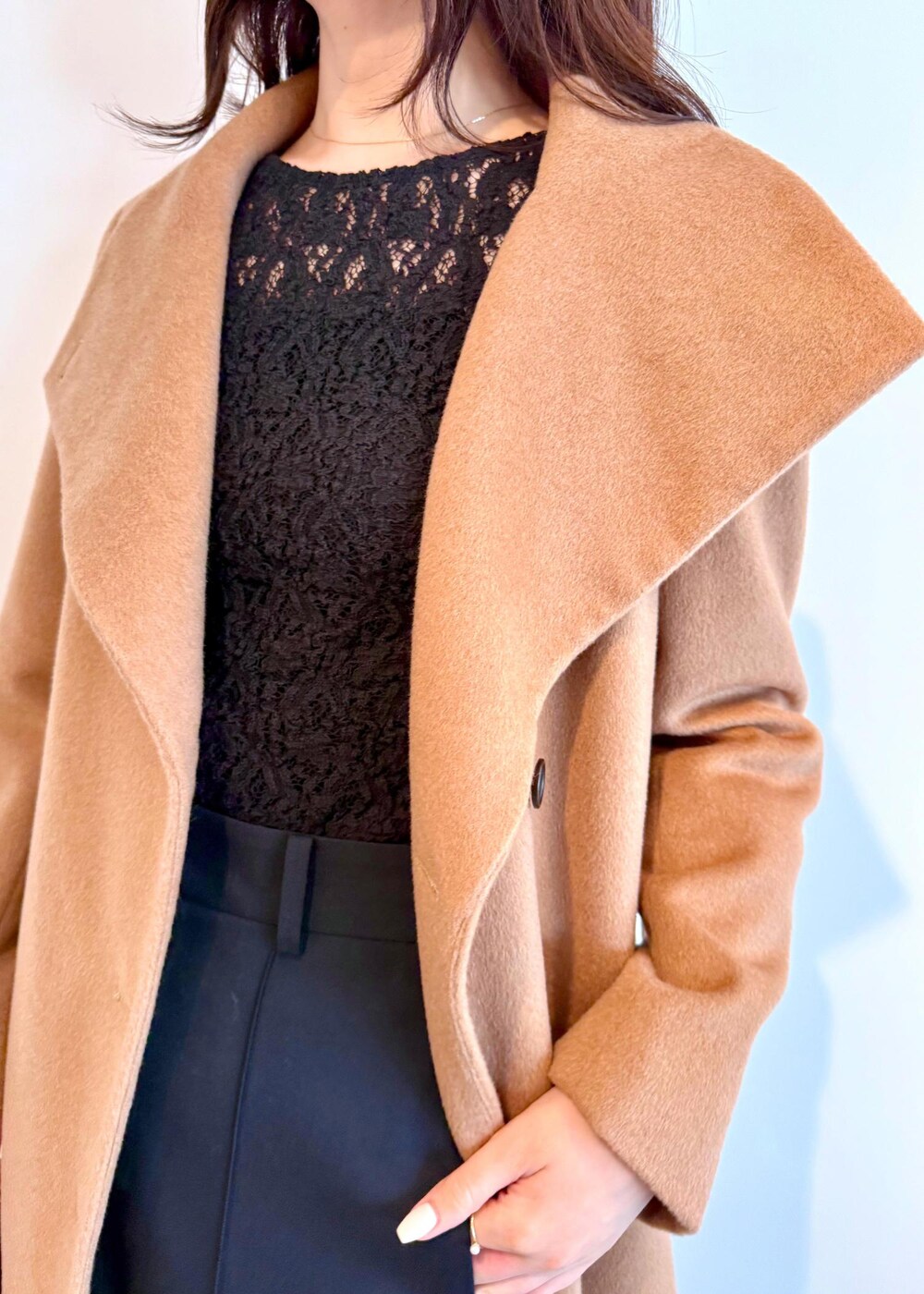 「ROPÉ、ウェーブ、ブルべ夏、混合、高身長、ジャケット/アウター、ステンカラーコート、バッグ、ショルダーバッグ、シューズ、ブーツ、GGA35000、GGO35020、GGX85220、25AW_ROPÉ」｜「E'PORの【E'POR】Ree BAG Mini【WEB限定】【超軽量】【25AW】（ショルダーバッグ、レッド系）」を使った、kanaさん（レディース・165cm）の夏コーディネートの9枚目の写真