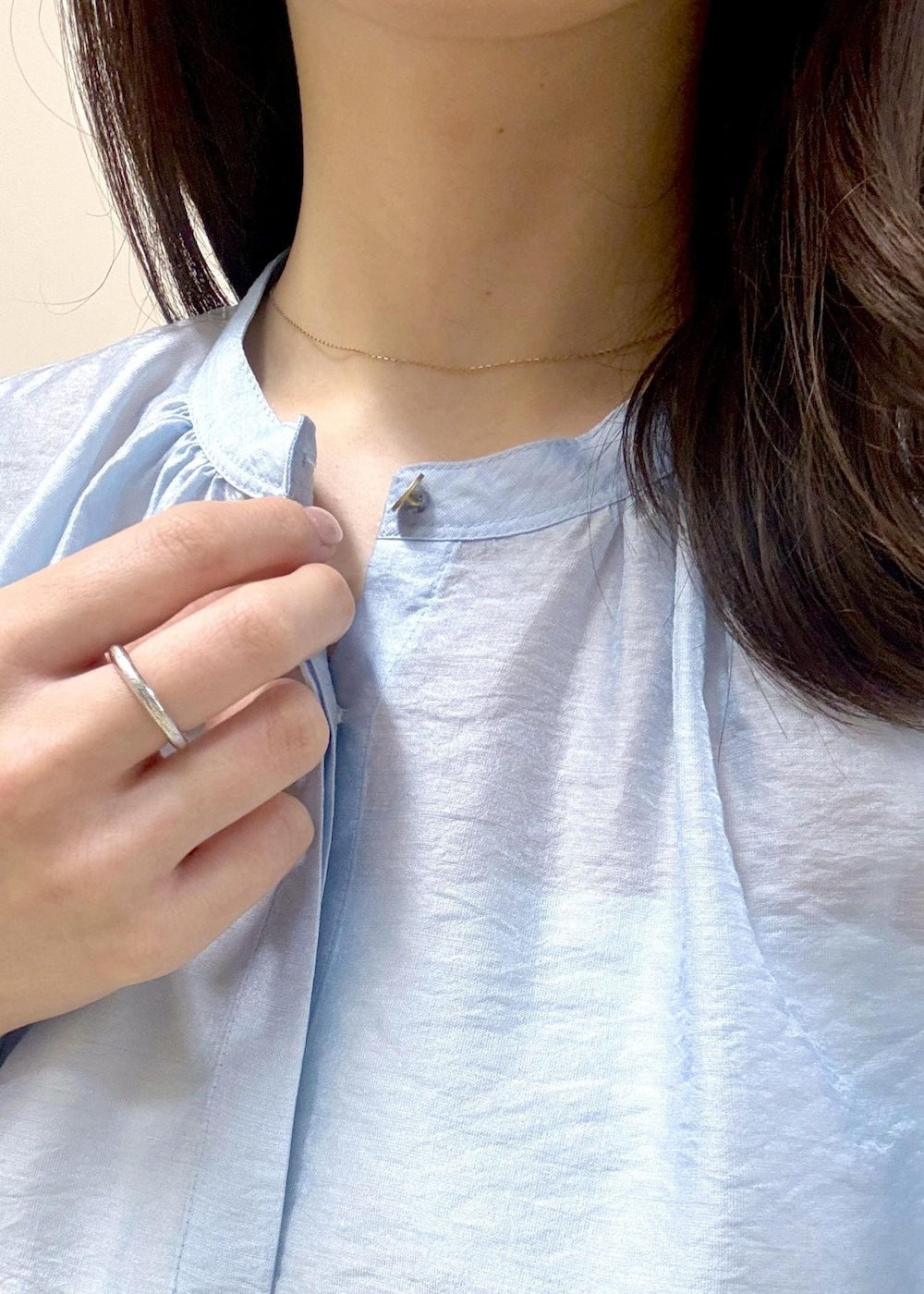 ベージュ系のスカート、ブルー系のシャツ/ブラウス、ホワイト系のトートバッグを着用したレディースの冬コーディネートの6枚目の写真