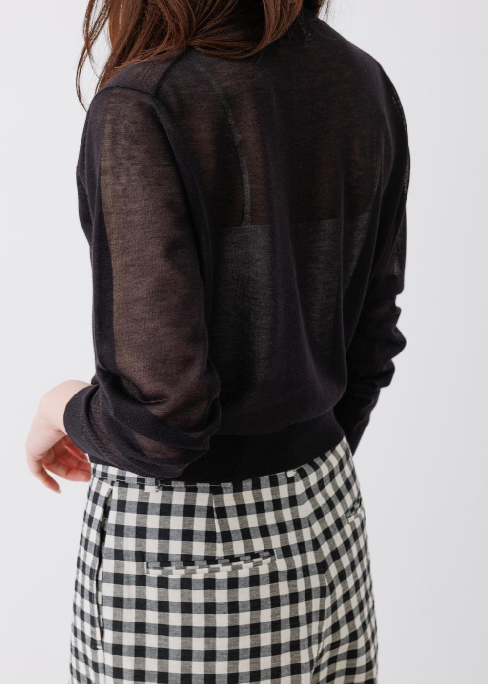 ブラック系のカーディガン/ボレロ、ブラック系のその他パンツを着用したレディースの春コーディネートの3枚目の写真