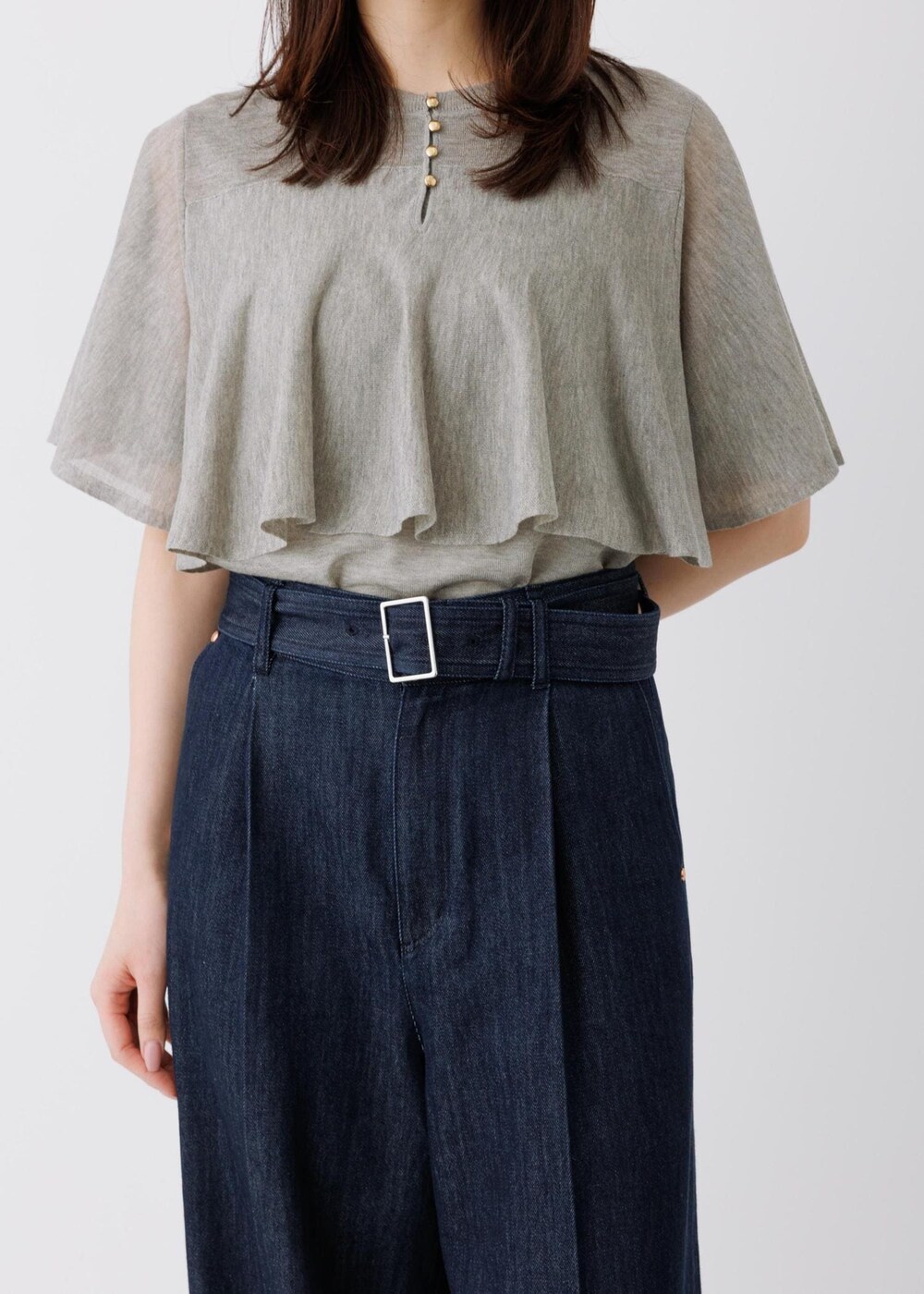 ベージュ系のTシャツ/カットソー、ブルー系のその他パンツを着用したレディースの春コーディネートの4枚目の写真