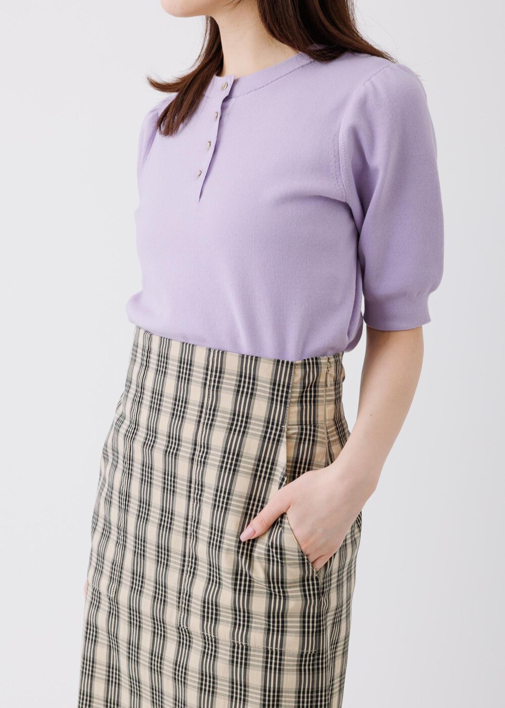 パープル系のニット/セーター、ベージュ系のスカートを着用したレディースの春コーディネートの5枚目の写真