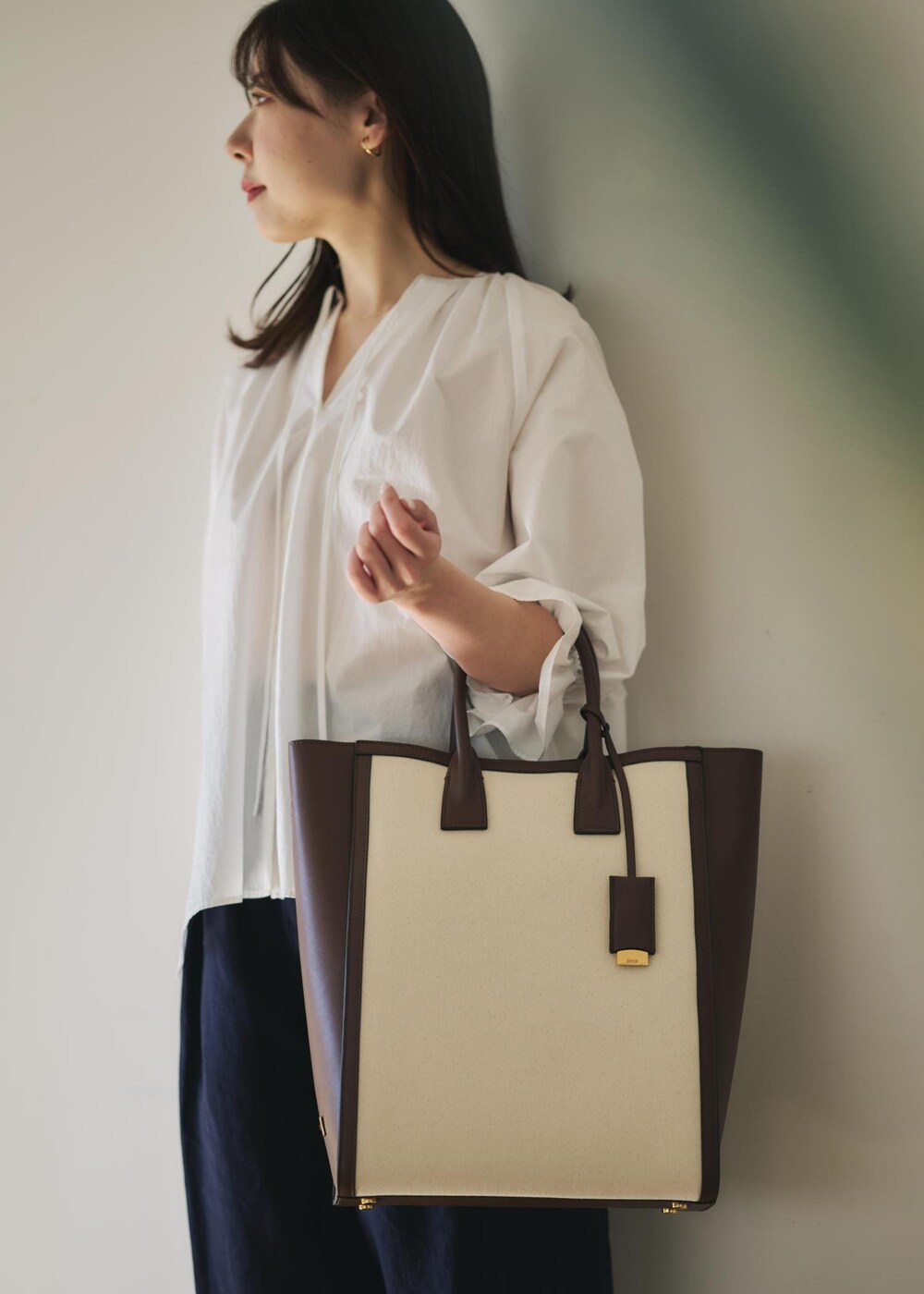 「ROPÉ、ウェーブ、ブルべ夏、混合、高身長、トップス、シャツ/ブラウス、パンツ、バッグ、トートバッグ、GGH25180、GGS25040、GGX85300、25SS_ROPÉ、25SS_ROPÉ_IBAG」｜「ROPE'の【洗える】【入学/入園・通勤対応】タイプライタースキッパーブラウス（シャツ/ブラウス、ホワイト系）」を使った、kanaさん（レディース・165cm）の春コーディネートの4枚目の写真