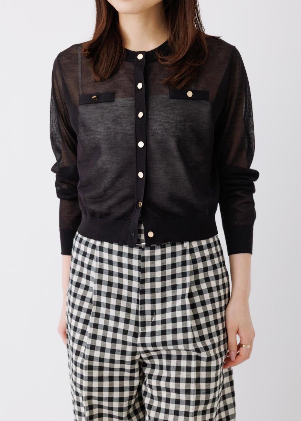 ブラック系のカーディガン/ボレロ、ブラック系のその他パンツを着用したレディースの春コーディネートの2枚目の写真