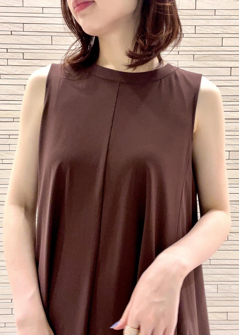 イエロー系のショルダーバッグ、ブラック系のサンダル、ブラウン系のワンピースを着用したレディースの夏コーディネートの4枚目の写真