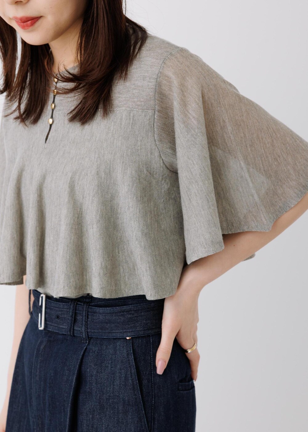 ベージュ系のTシャツ/カットソー、ブルー系のその他パンツを着用したレディースの春コーディネートの6枚目の写真