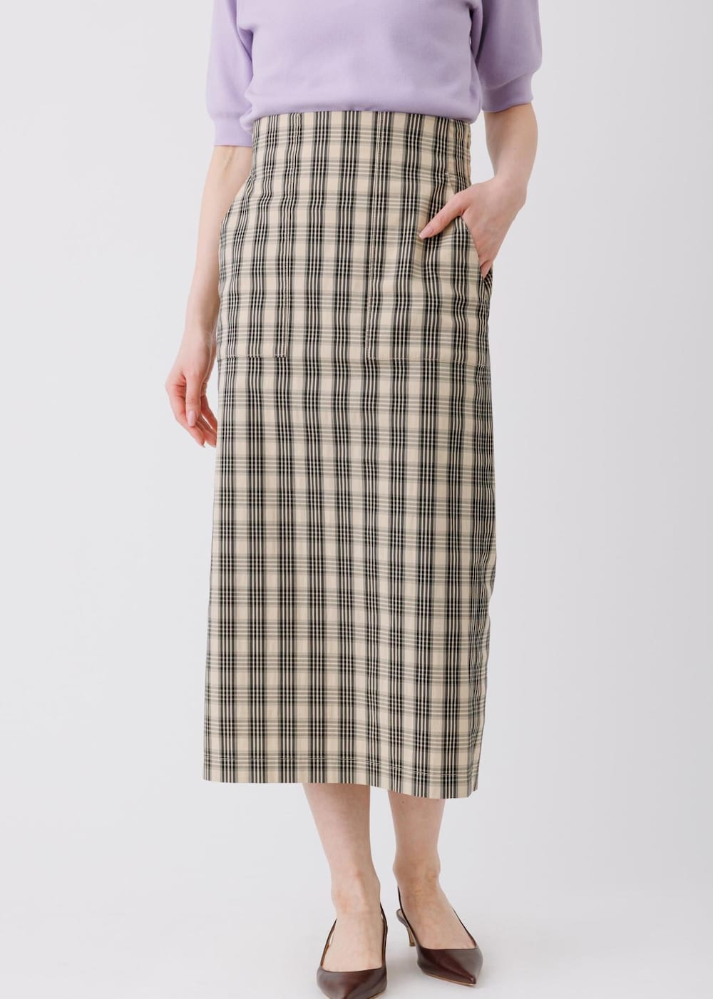 パープル系のニット/セーター、ベージュ系のスカートを着用したレディースの春コーディネートの4枚目の写真