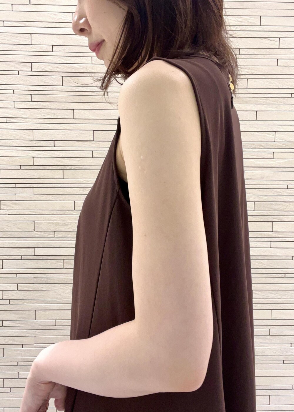 イエロー系のショルダーバッグ、ブラック系のサンダル、ブラウン系のワンピースを着用したレディースの夏コーディネートの5枚目の写真