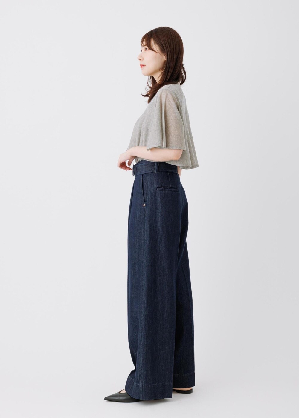 ベージュ系のTシャツ/カットソー、ブルー系のその他パンツを着用したレディースの春コーディネートの3枚目の写真