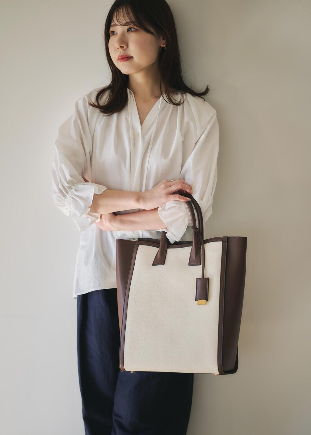 「ROPÉ、ウェーブ、ブルべ夏、混合、高身長、トップス、シャツ/ブラウス、パンツ、バッグ、トートバッグ、GGH25180、GGS25040、GGX85300、25SS_ROPÉ、25SS_ROPÉ_IBAG」｜「ROPE'の【洗える】【入学/入園・通勤対応】タイプライタースキッパーブラウス（シャツ/ブラウス、ホワイト系）」を使った、kanaさん（レディース・165cm）の春コーディネートの5枚目の写真
