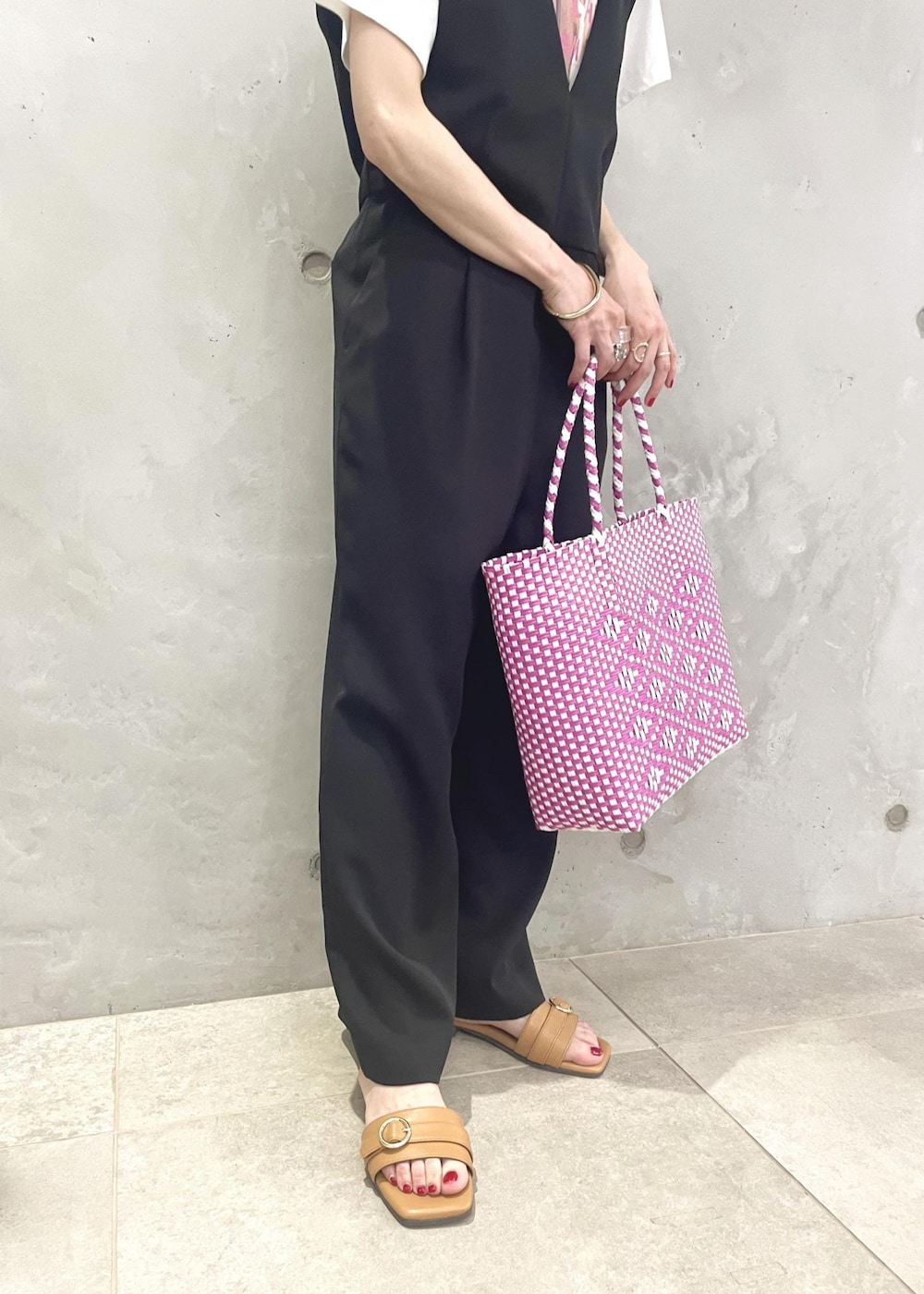 「低身長、低身長コーデ、骨格ナチュラル、イエベ、イエベ春、オールインワン、黒、Tシャツ、コラボアイテム、白、白Tシャツ、フラットサンダル、キャメル、メルカドバック、幾何学模様」｜「VISの【洗える】Vネックオールインワン（サロペット/オーバーオール、ブラック系）」を使った、_ichiさん（骨格ナチュラル・レディース・154cm）の夏コーディネートの4枚目の写真