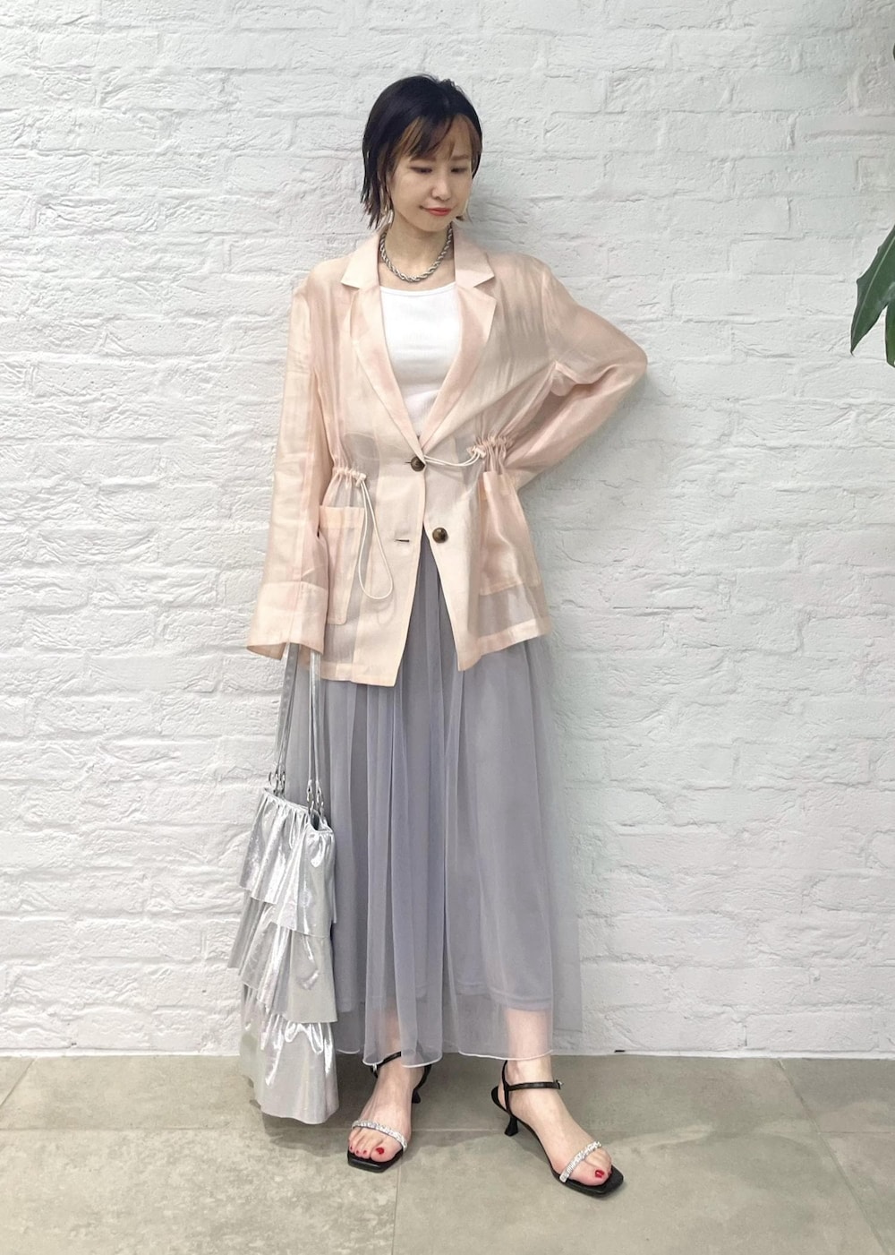 「低身長コーデ、春コーデ、春色、淡色コーデ、ジャケットスタイル、春服みてみて、春のおしゃ見えテクニック、大人カジュアル、キレイめ、ピンク、チュールスカート、グレー、サンダル、フリルバック、シルバー」｜「VISのフリルデザイントート（トートバッグ、シルバー系）」を使った、_ichiさん（骨格ナチュラル・レディース・154cm）の春コーディネートの5枚目の写真