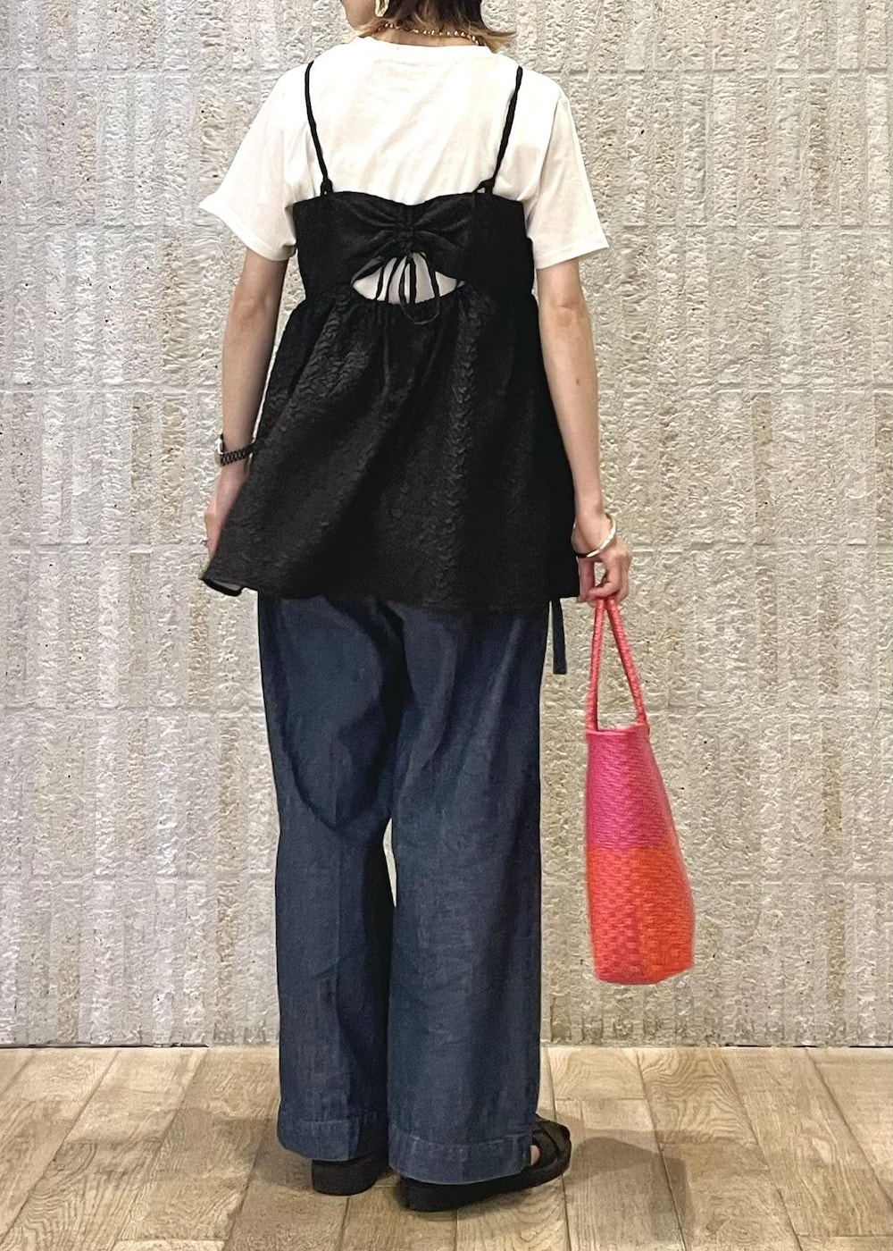 「低身長、低身長コーデ、骨格ナチュラル、イエベ、イエベ春、キャミトップス、黒、白T、ワイドパンツ、ワイドデニム、Sサイズ、メルカドバック、154cm、154cmコーデ、大人カジュアル」｜「VISの【接触冷感・洗える】シンプルロゴTシャツ（Tシャツ/カットソー、ホワイト系）」を使った、_ichiさん（骨格ナチュラル・レディース・154cm）の夏コーディネートの4枚目の写真