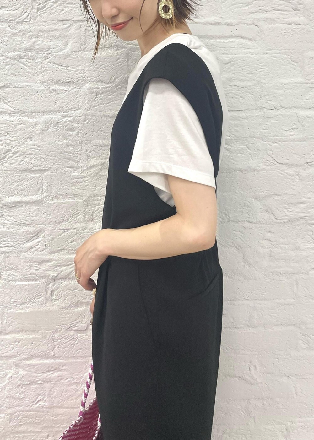 「低身長、低身長コーデ、骨格ナチュラル、イエベ、イエベ春、オールインワン、黒、Tシャツ、コラボアイテム、白、白Tシャツ、フラットサンダル、キャメル、メルカドバック、幾何学模様」｜「VISの【洗える】Vネックオールインワン（サロペット/オーバーオール、ブラック系）」を使った、_ichiさん（骨格ナチュラル・レディース・154cm）の夏コーディネートの3枚目の写真
