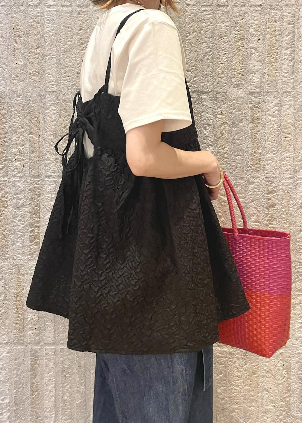 「低身長、低身長コーデ、骨格ナチュラル、イエベ、イエベ春、キャミトップス、黒、白T、ワイドパンツ、ワイドデニム、Sサイズ、メルカドバック、154cm、154cmコーデ、大人カジュアル」｜「VISの【接触冷感・洗える】シンプルロゴTシャツ（Tシャツ/カットソー、ホワイト系）」を使った、_ichiさん（骨格ナチュラル・レディース・154cm）の夏コーディネートの3枚目の写真