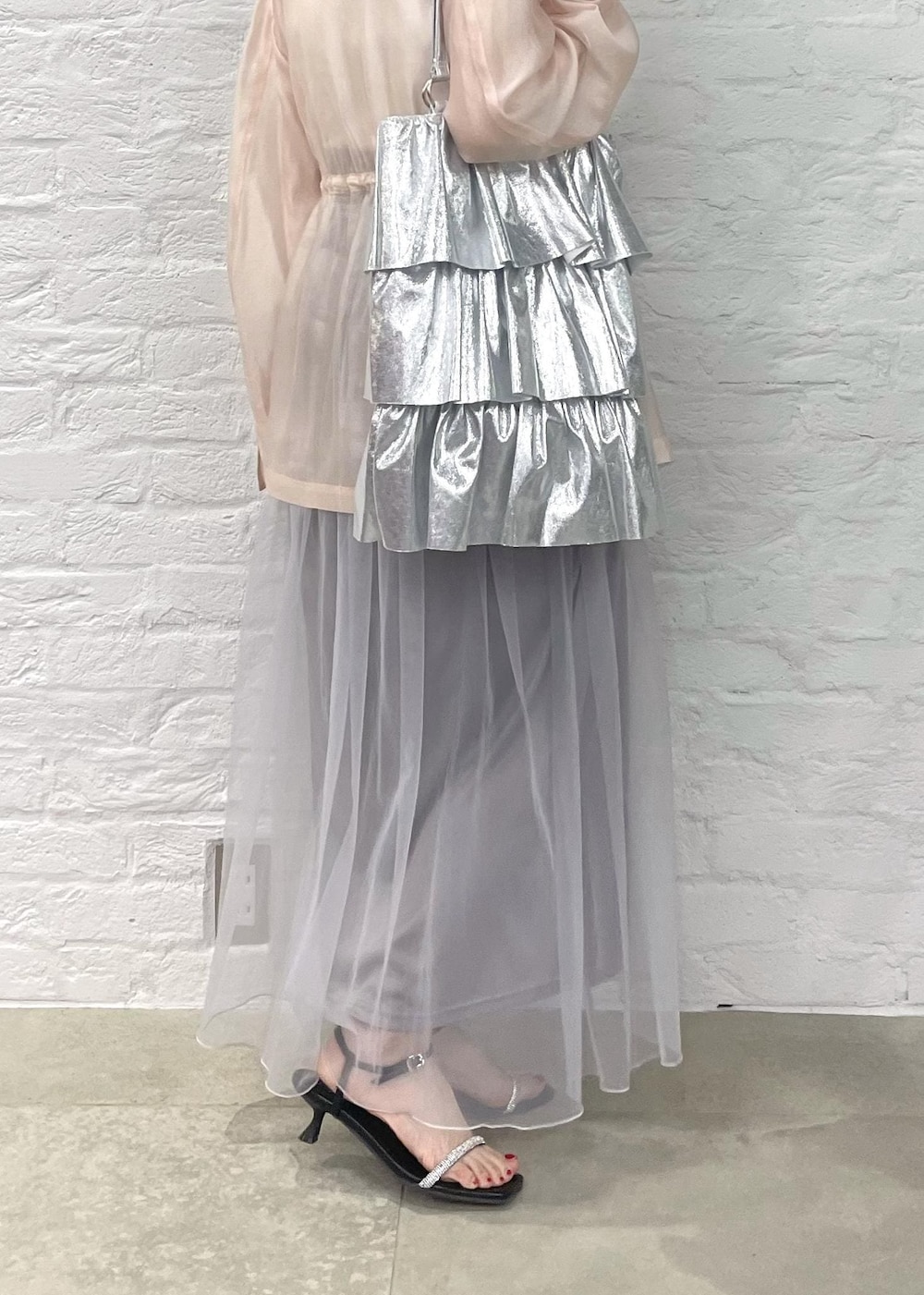 「低身長コーデ、春コーデ、春色、淡色コーデ、ジャケットスタイル、春服みてみて、春のおしゃ見えテクニック、大人カジュアル、キレイめ、ピンク、チュールスカート、グレー、サンダル、フリルバック、シルバー」｜「VISのフリルデザイントート（トートバッグ、シルバー系）」を使った、_ichiさん（骨格ナチュラル・レディース・154cm）の春コーディネートの4枚目の写真