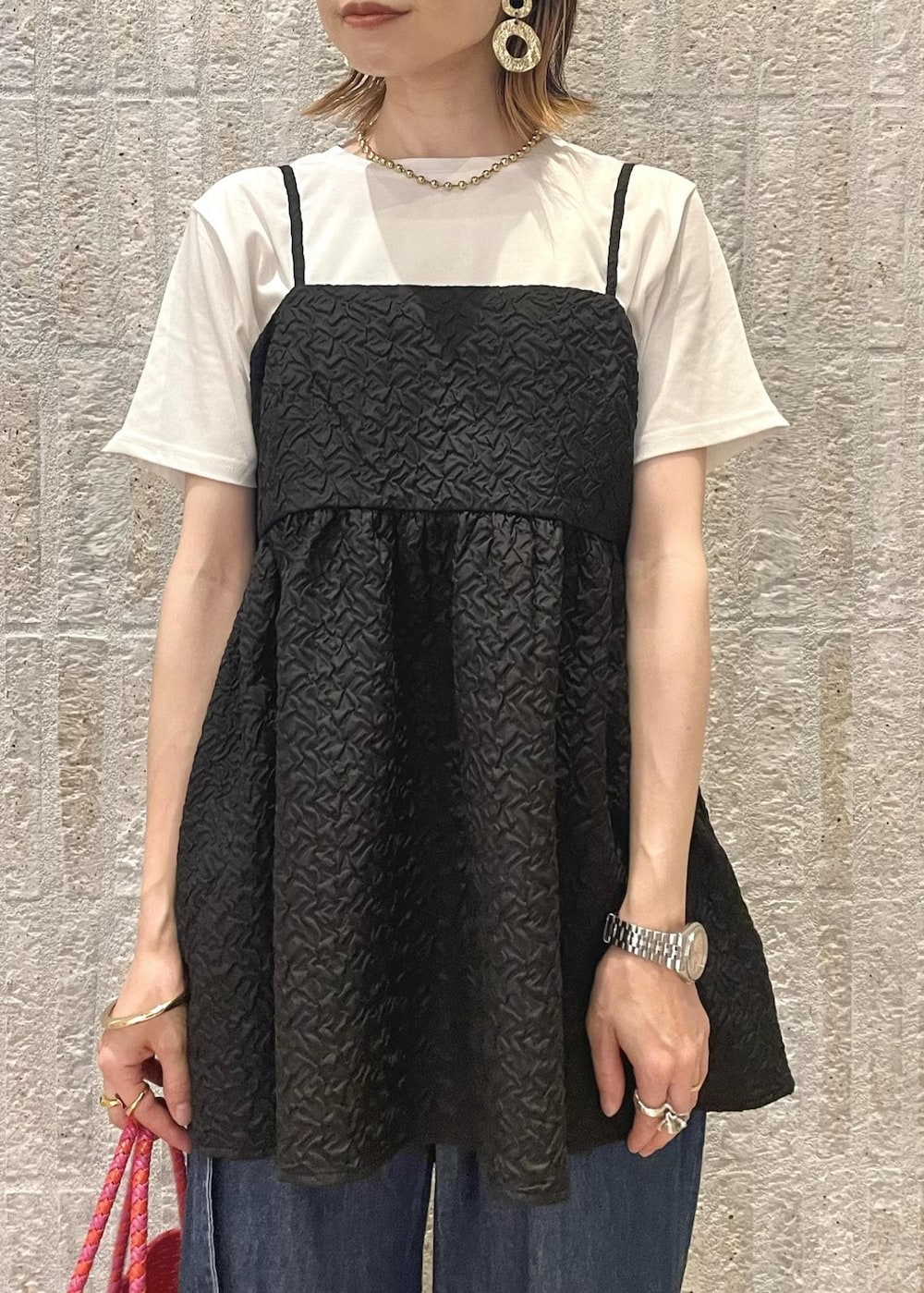 「低身長、低身長コーデ、骨格ナチュラル、イエベ、イエベ春、キャミトップス、黒、白T、ワイドパンツ、ワイドデニム、Sサイズ、メルカドバック、154cm、154cmコーデ、大人カジュアル」｜「VISの【接触冷感・洗える】シンプルロゴTシャツ（Tシャツ/カットソー、ホワイト系）」を使った、_ichiさん（骨格ナチュラル・レディース・154cm）の夏コーディネートの2枚目の写真