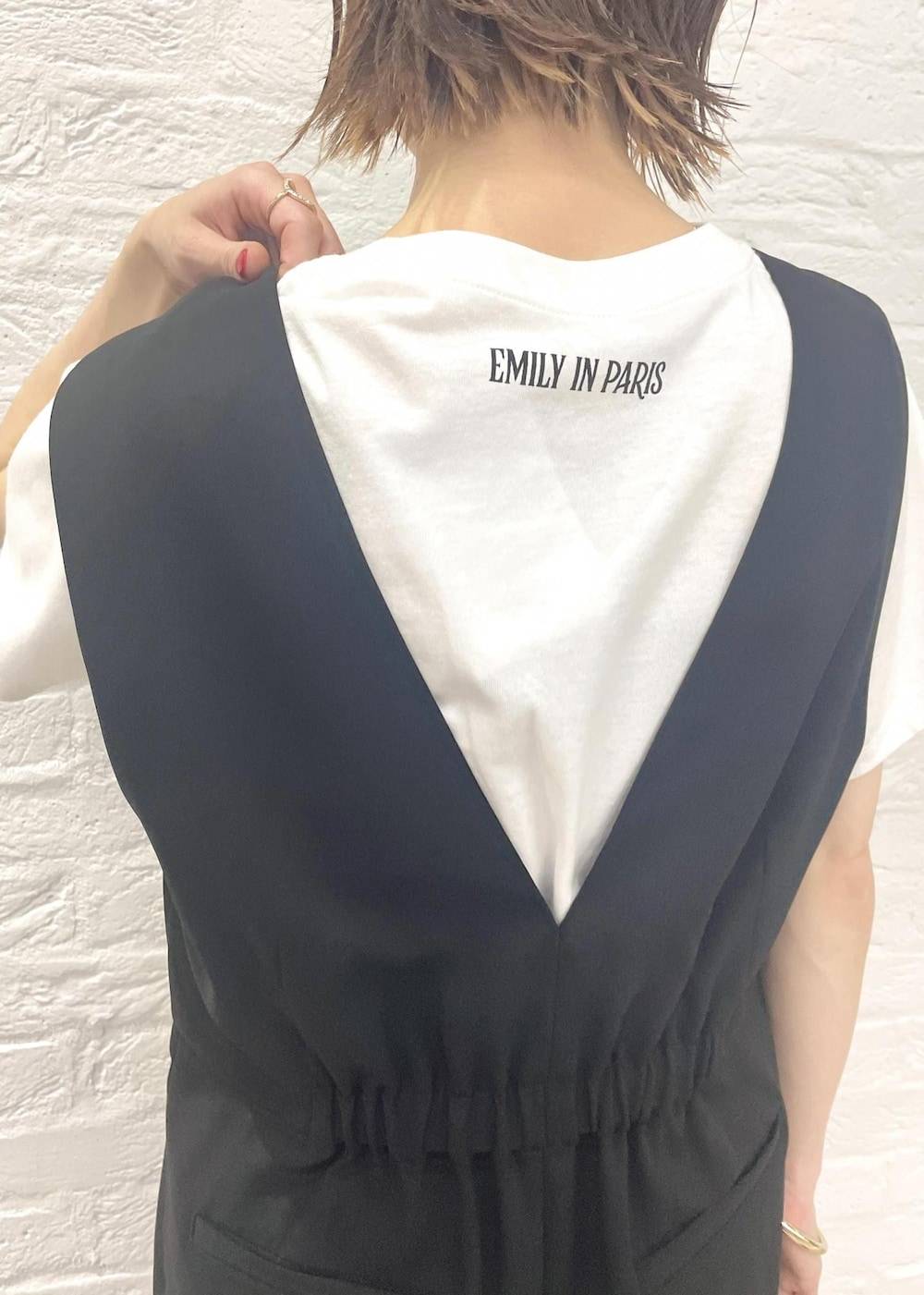 「低身長、低身長コーデ、骨格ナチュラル、イエベ、イエベ春、オールインワン、黒、Tシャツ、コラボアイテム、白、白Tシャツ、フラットサンダル、キャメル、メルカドバック、幾何学模様」｜「VISの【洗える】Vネックオールインワン（サロペット/オーバーオール、ブラック系）」を使った、_ichiさん（骨格ナチュラル・レディース・154cm）の夏コーディネートの2枚目の写真